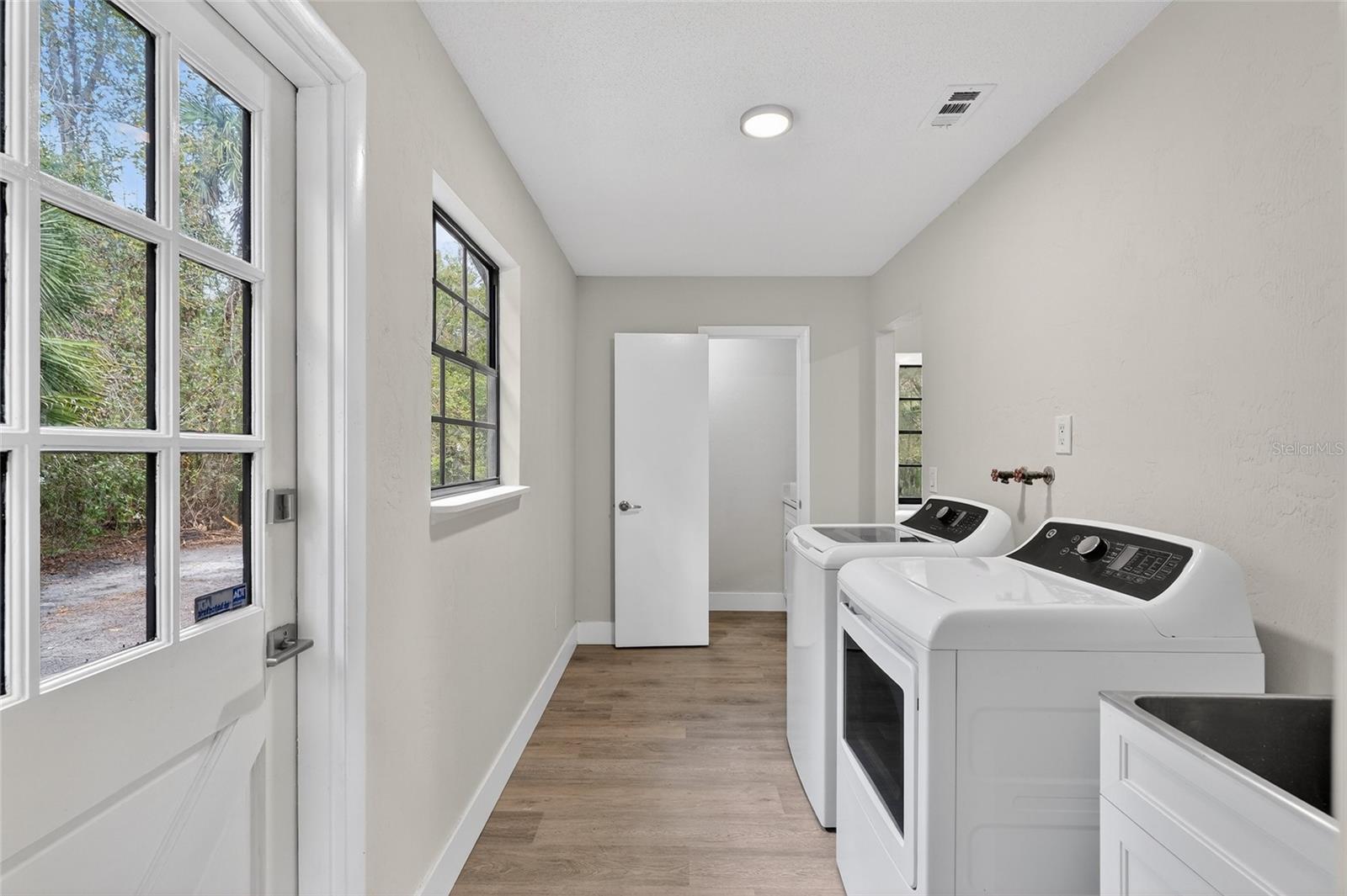 Image 34 of 49 For 310 Country Circle Drive W