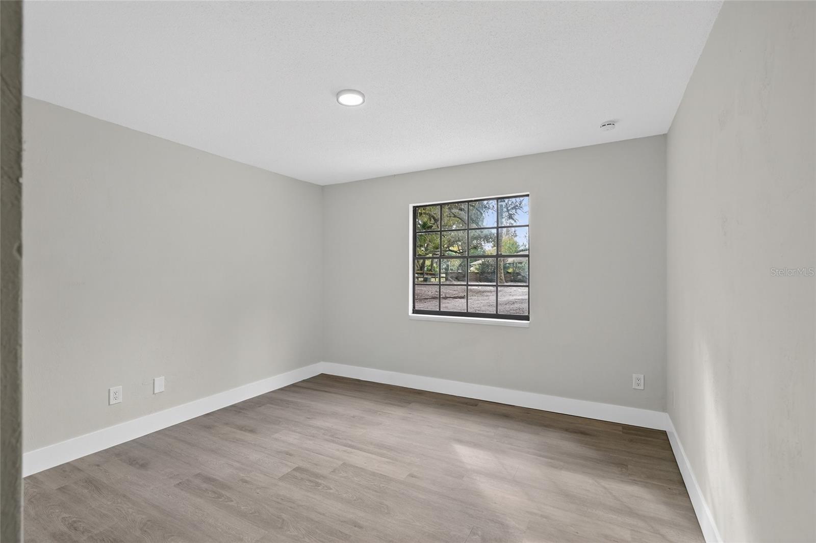 Image 9 of 49 For 310 Country Circle Drive W