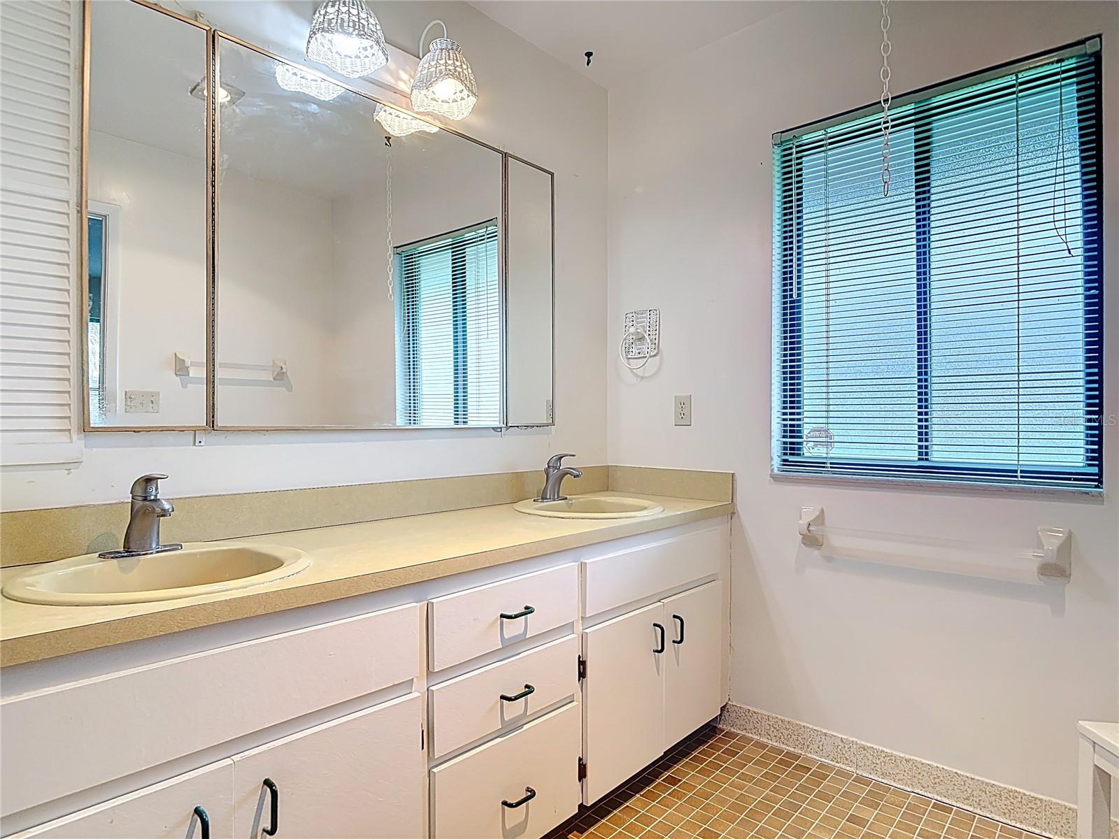 Image 13 of 36 For 1066 Clubhouse Boulevard