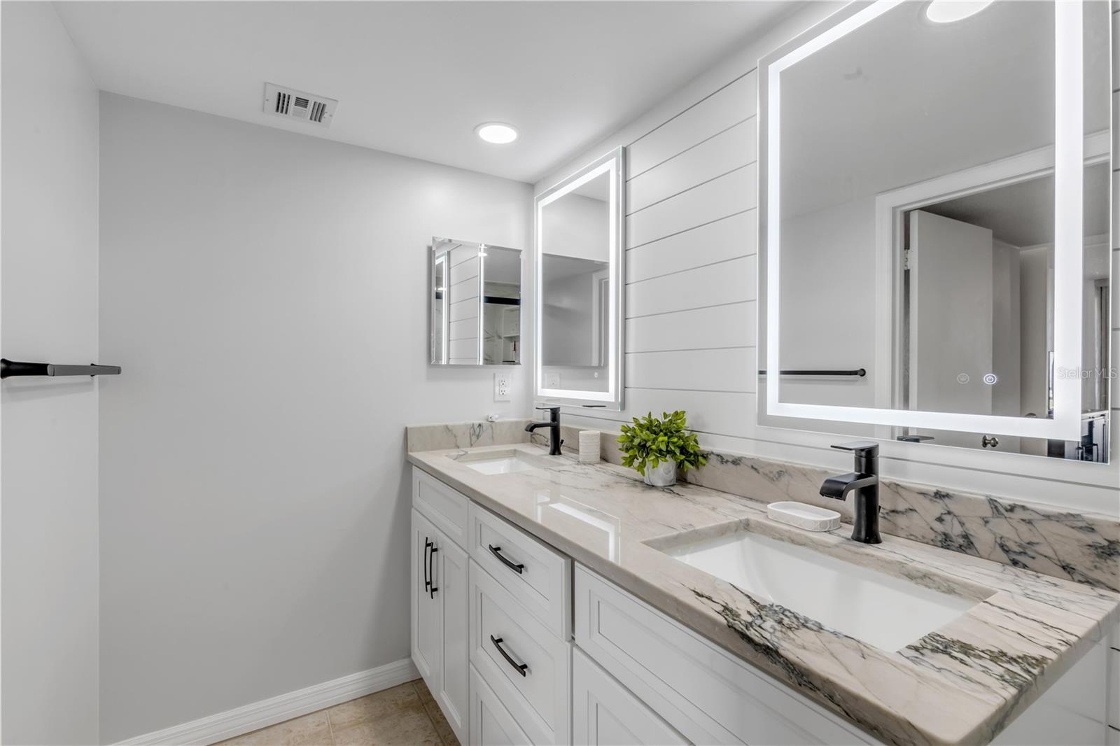 Image 27 of 57 For 1 Oceans West Boulevard 10b4