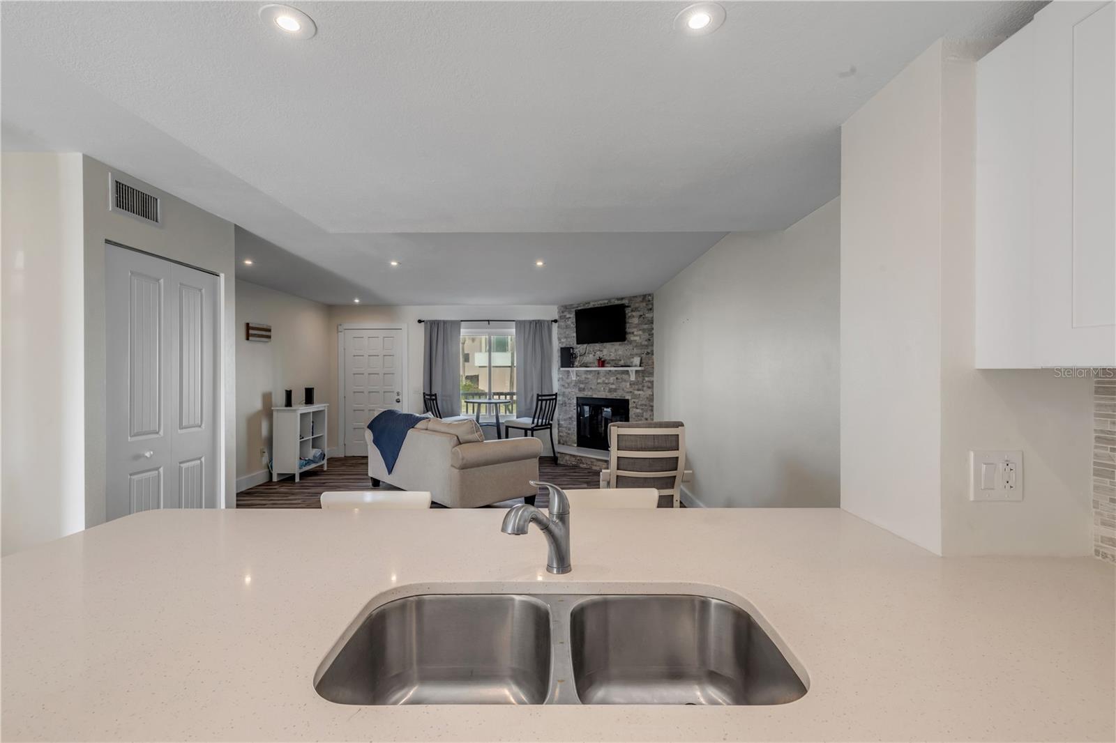 Image 20 of 53 For 4752 Atlantic Avenue 1