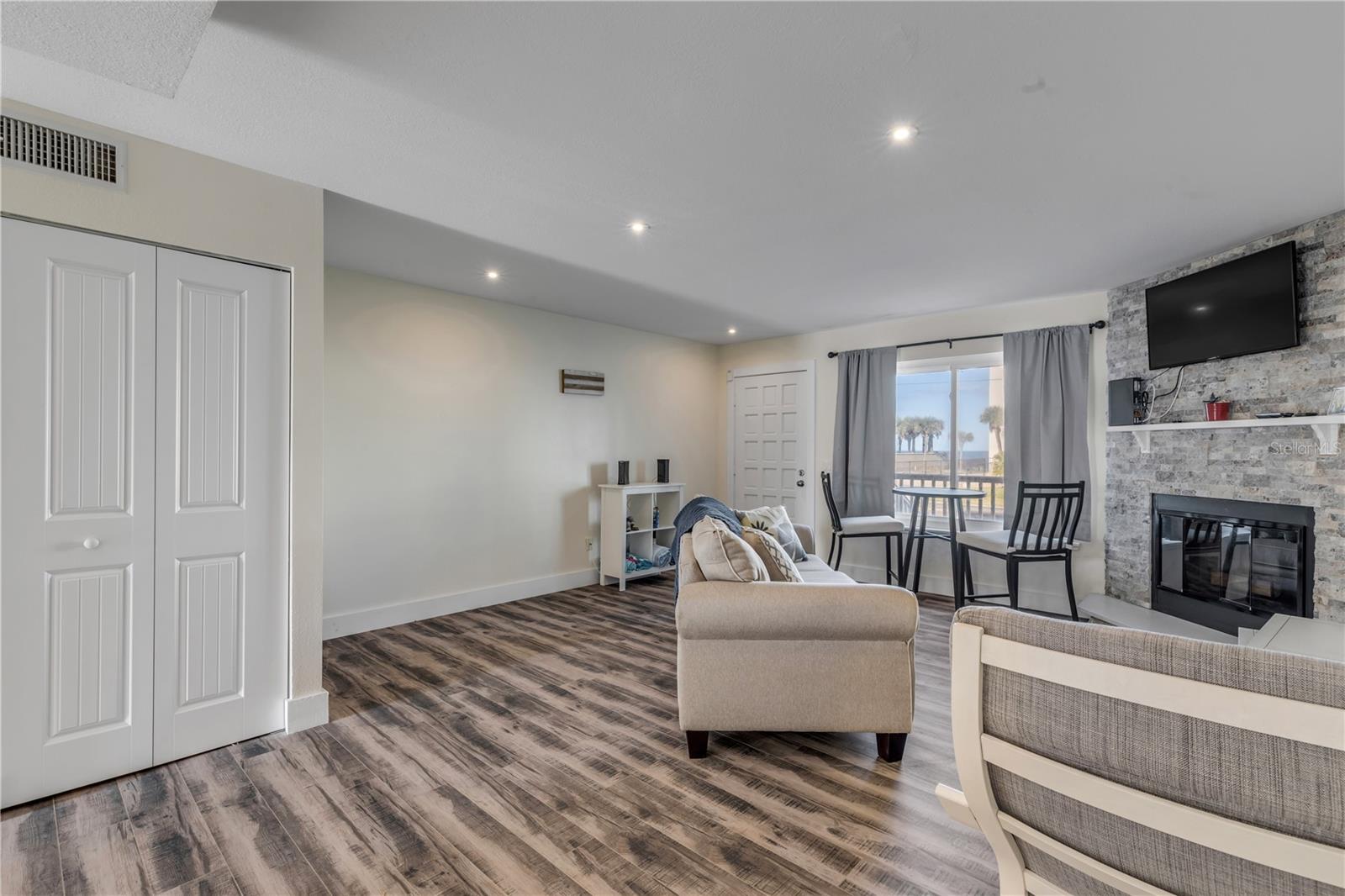 Image 21 of 53 For 4752 Atlantic Avenue 1