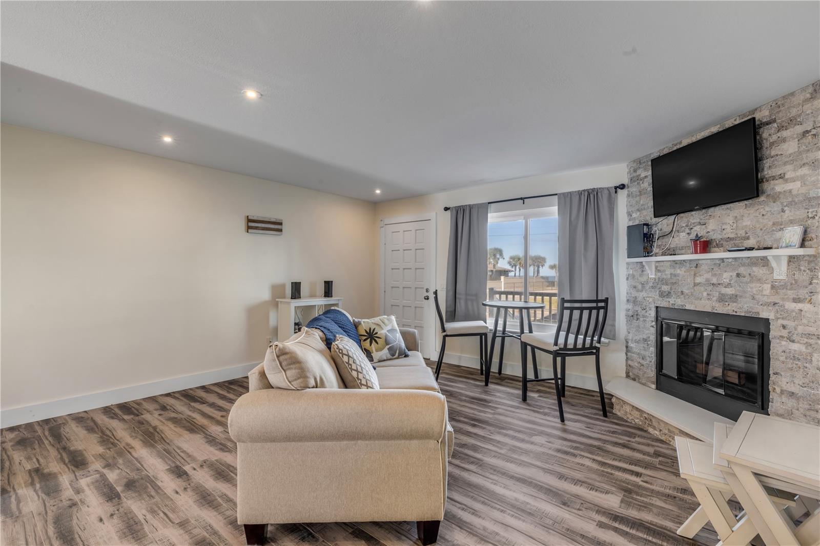 Image 22 of 53 For 4752 Atlantic Avenue 1