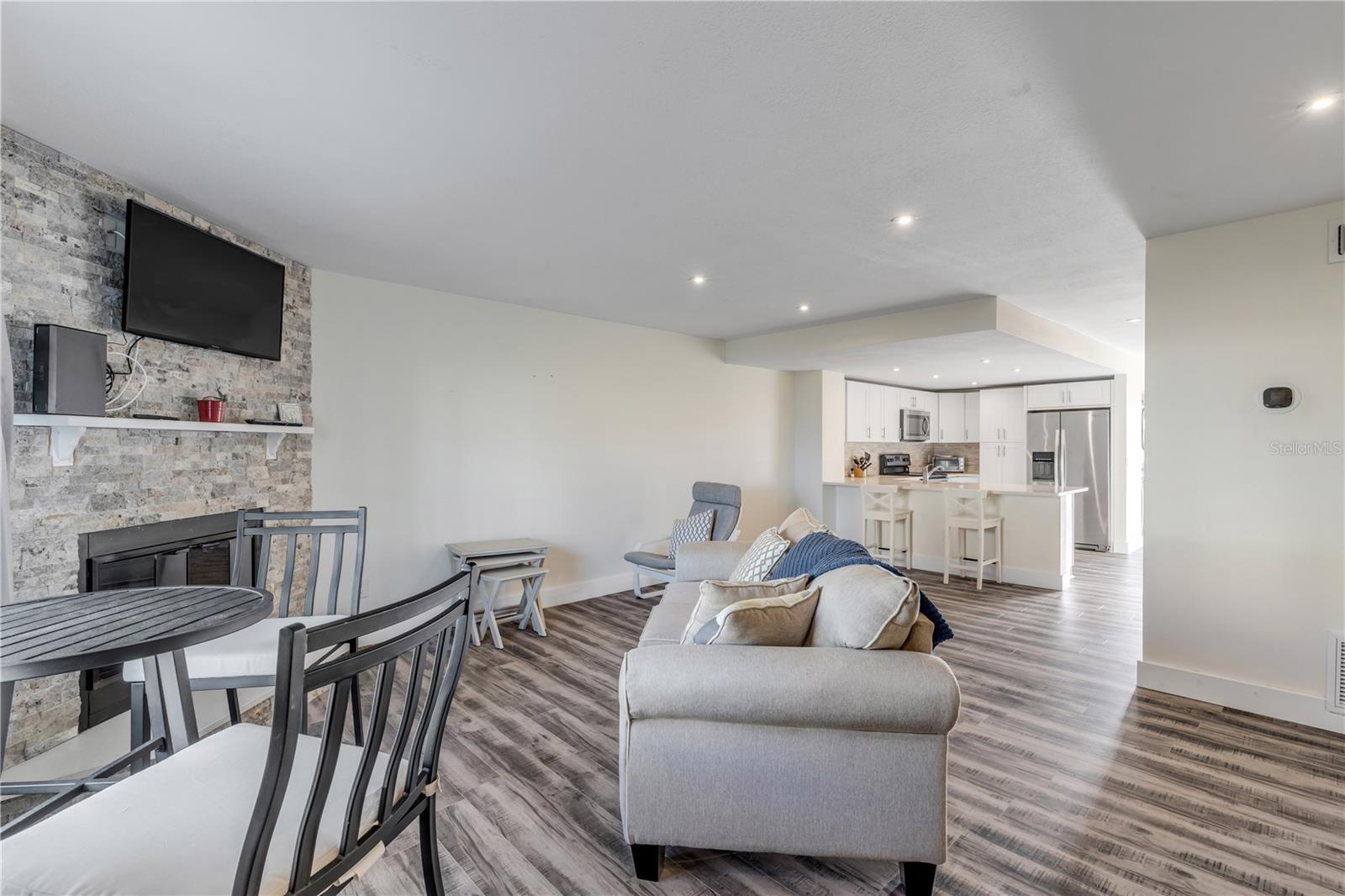 Image 25 of 53 For 4752 Atlantic Avenue 1