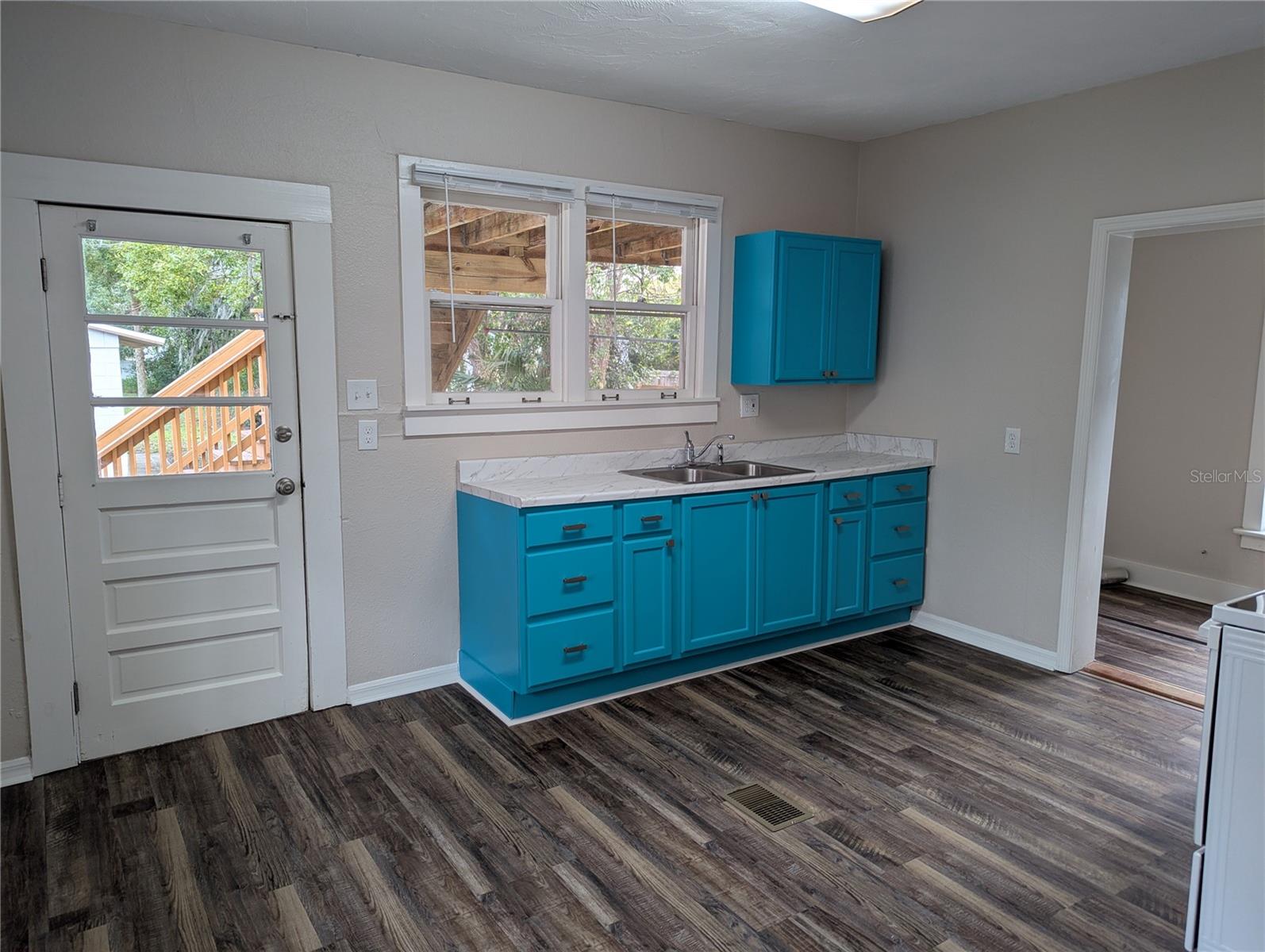 Image 3 of 28 For 714 Downing Street