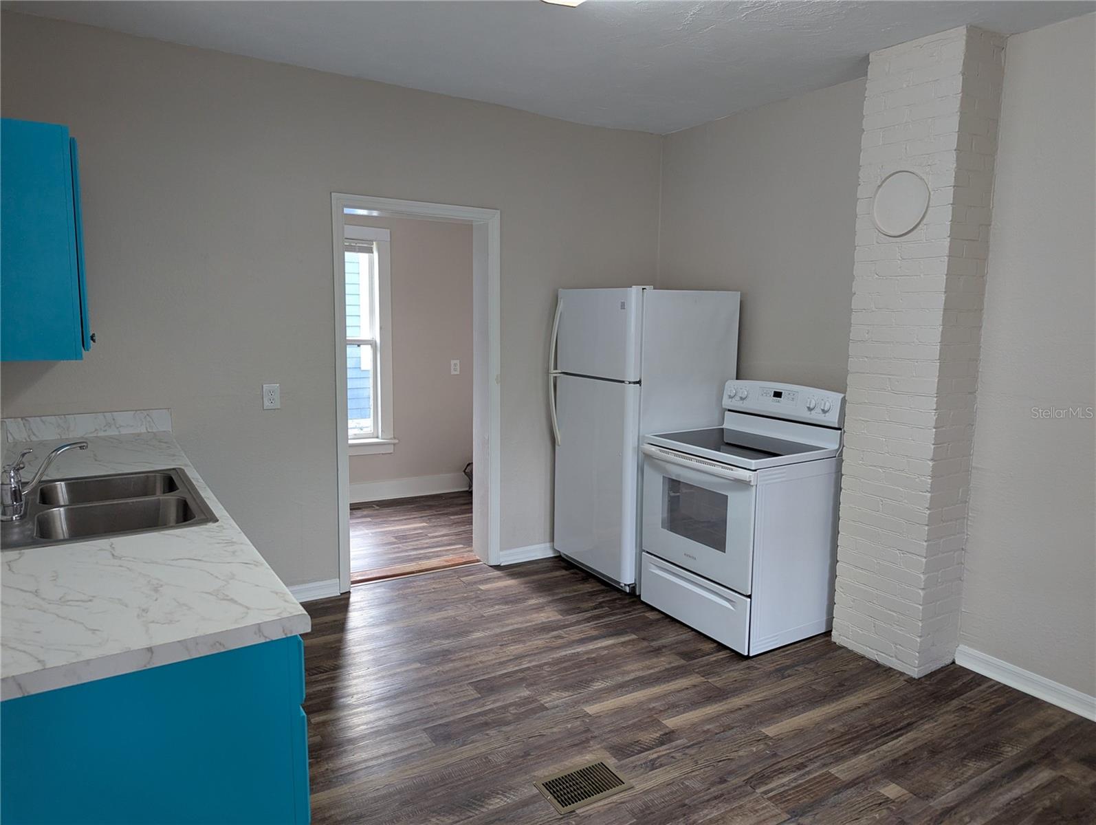 Image 4 of 28 For 714 Downing Street