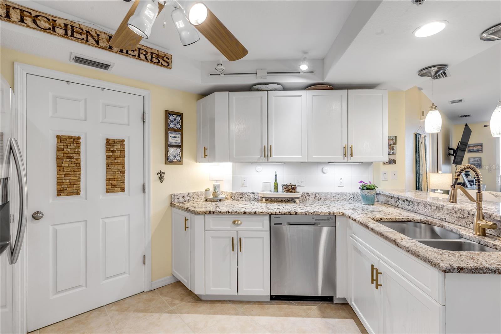 Image 14 of 72 For 5300 Atlantic Avenue 16-502