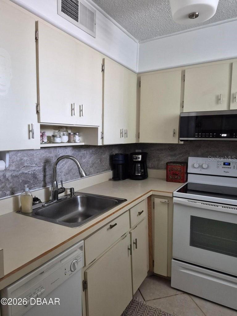 Image 3 of 39 For 2727 Atlantic Avenue 2040