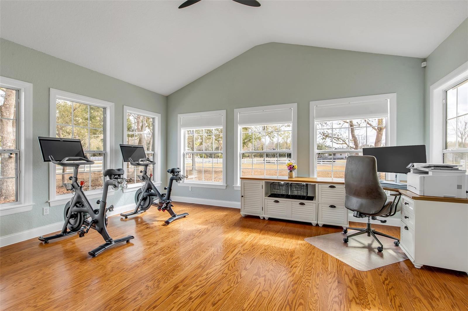 Image 17 of 95 For 330 Country Circle Drive E