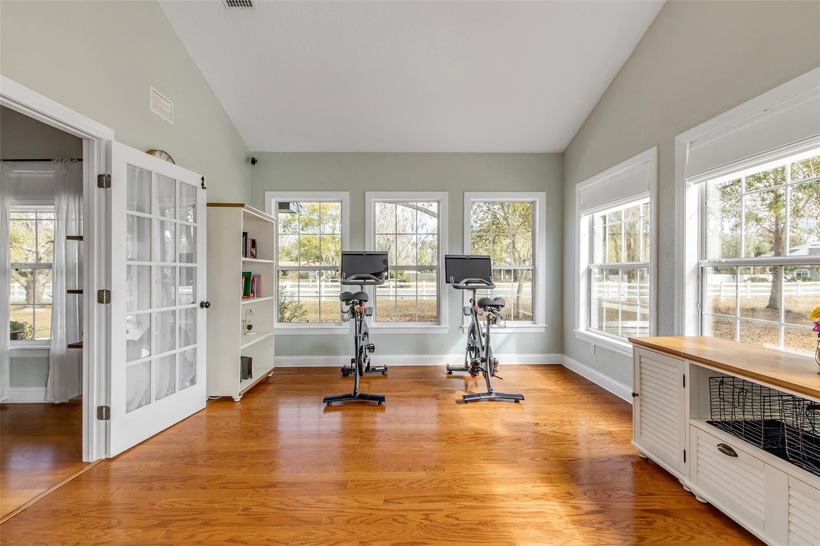 Image 18 of 95 For 330 Country Circle Drive E