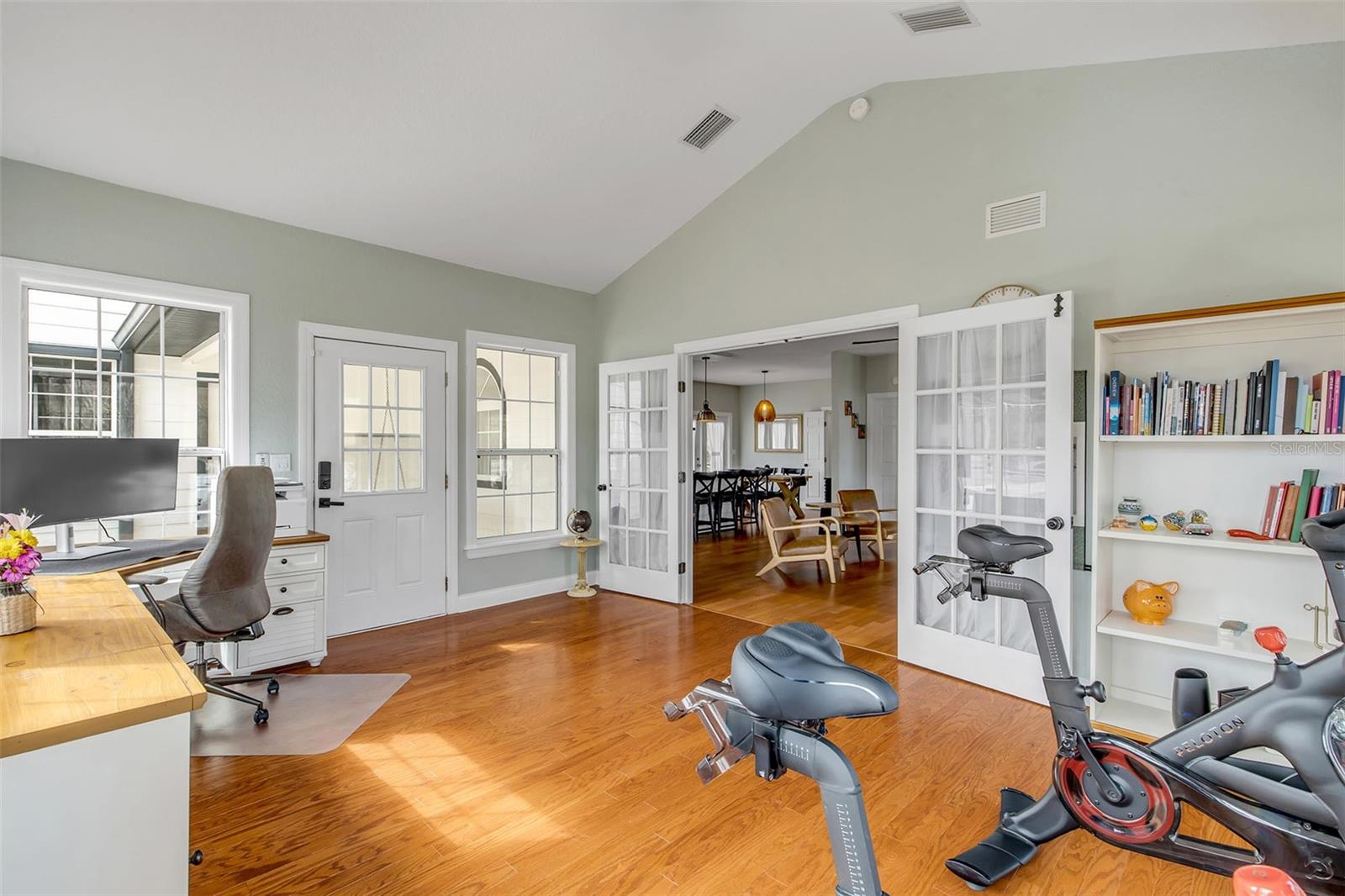 Image 19 of 95 For 330 Country Circle Drive E