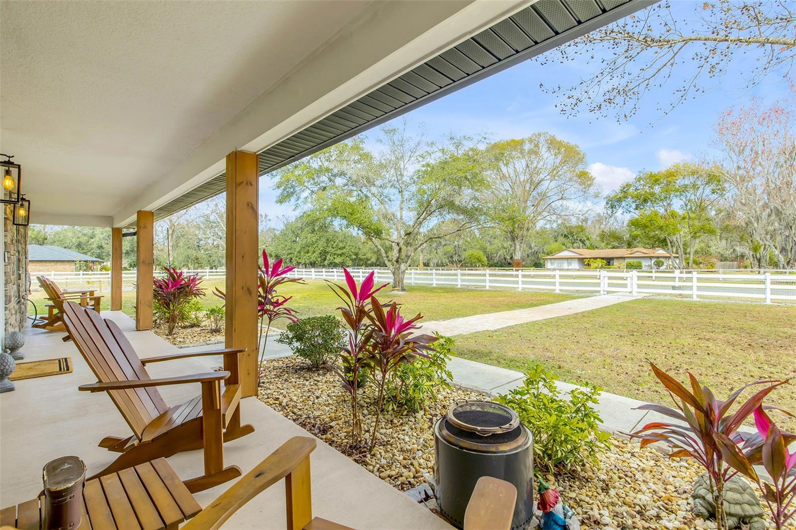 Image 9 of 95 For 330 Country Circle Drive E