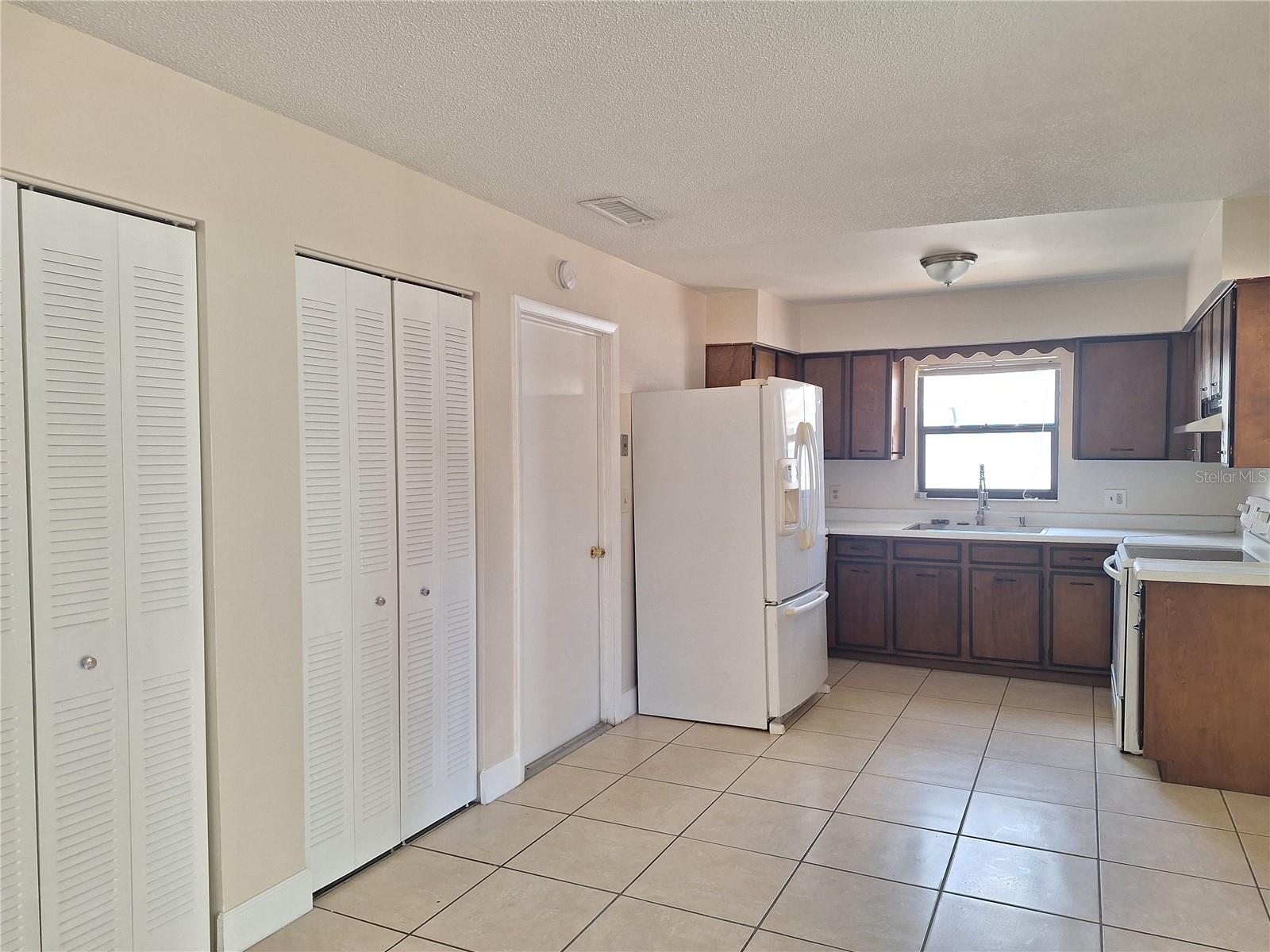 Image 6 of 21 For 607 Edward Street