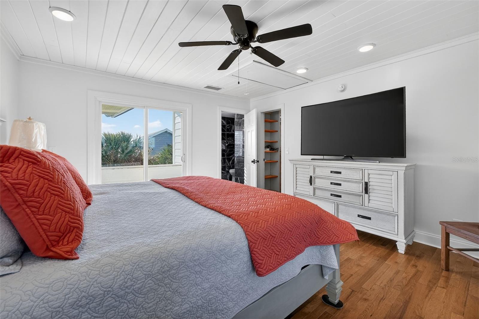 Image 37 of 70 For 6118 Atlantic Avenue