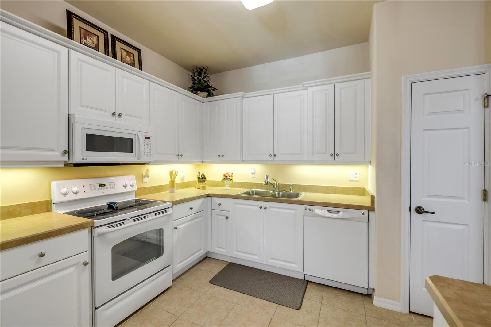 Image 27 of 68 For 3621 Casello Drive