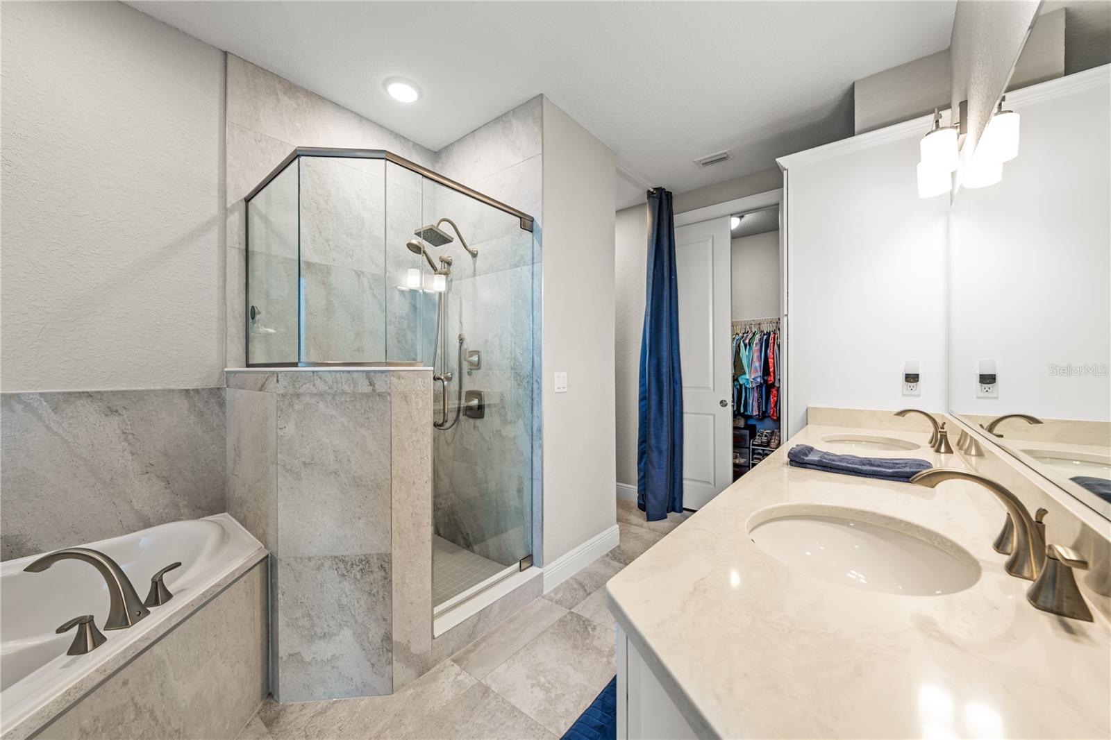 Image 25 of 50 For 1 Riverwalk Drive 401