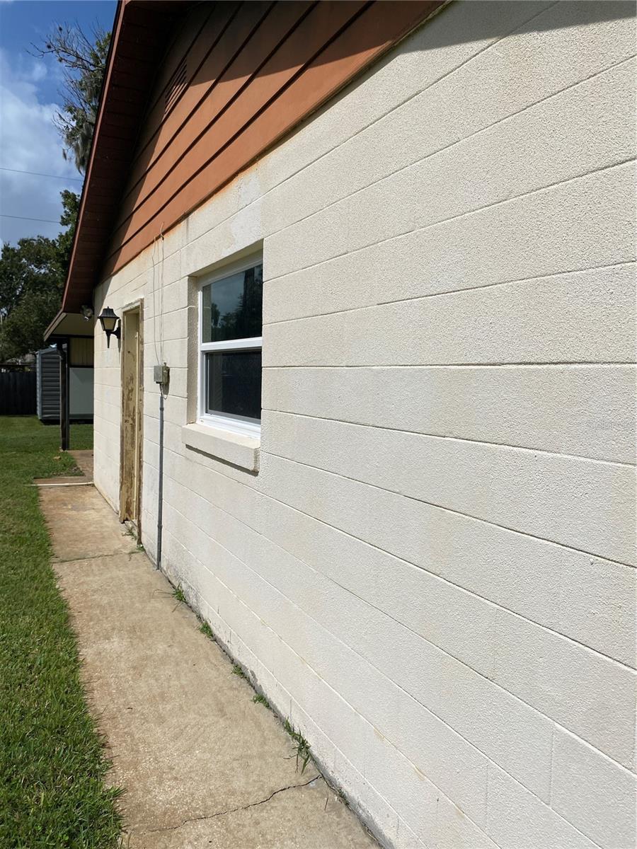 Image 6 of 39 For 2432 Woodland Drive