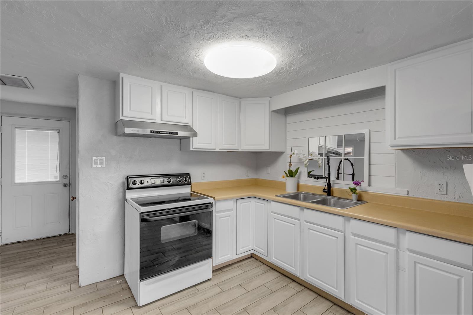 Image 14 of 38 For 2520 Belmont Avenue