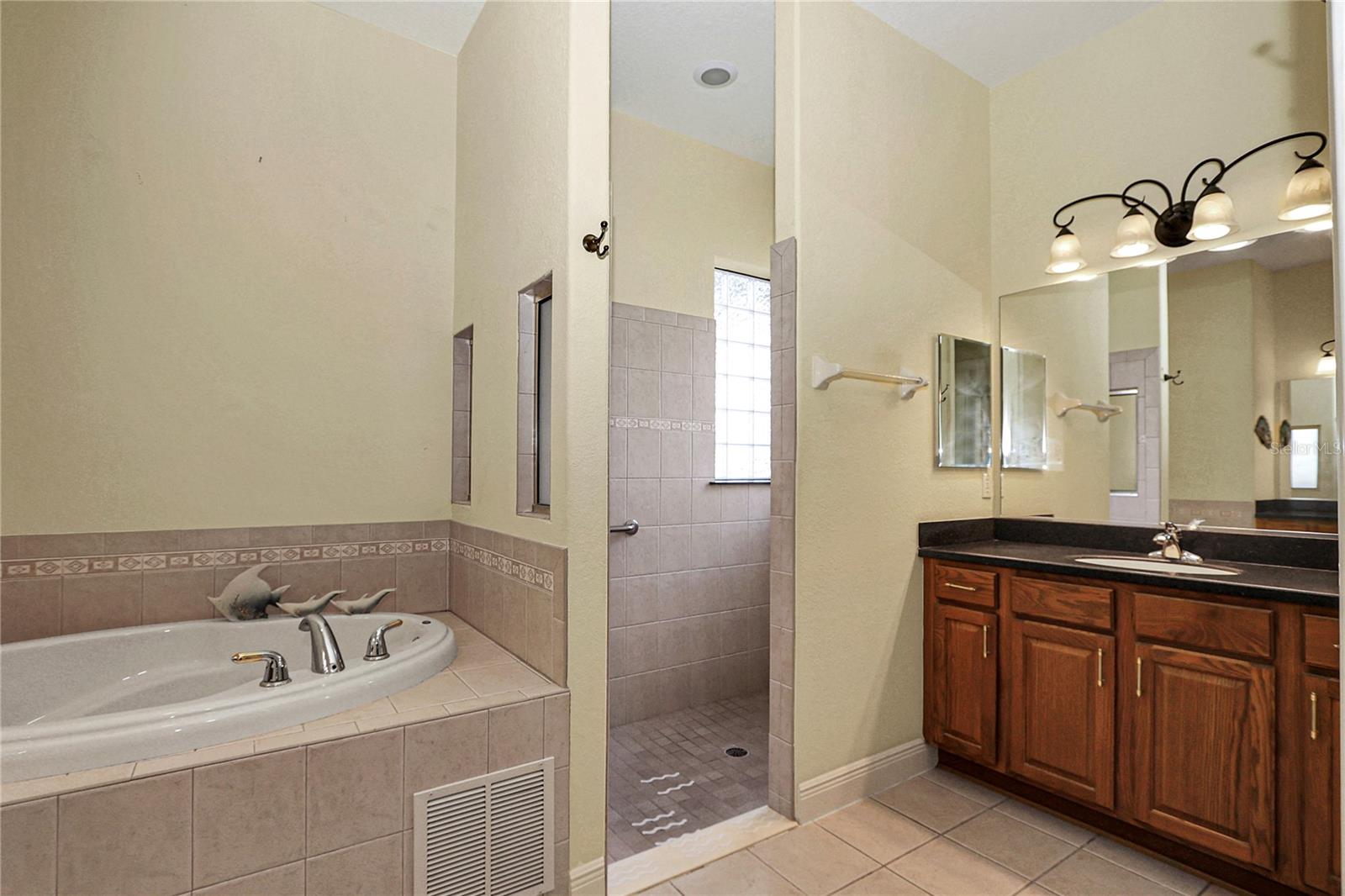 Image 22 of 79 For 5203 Grove Manor