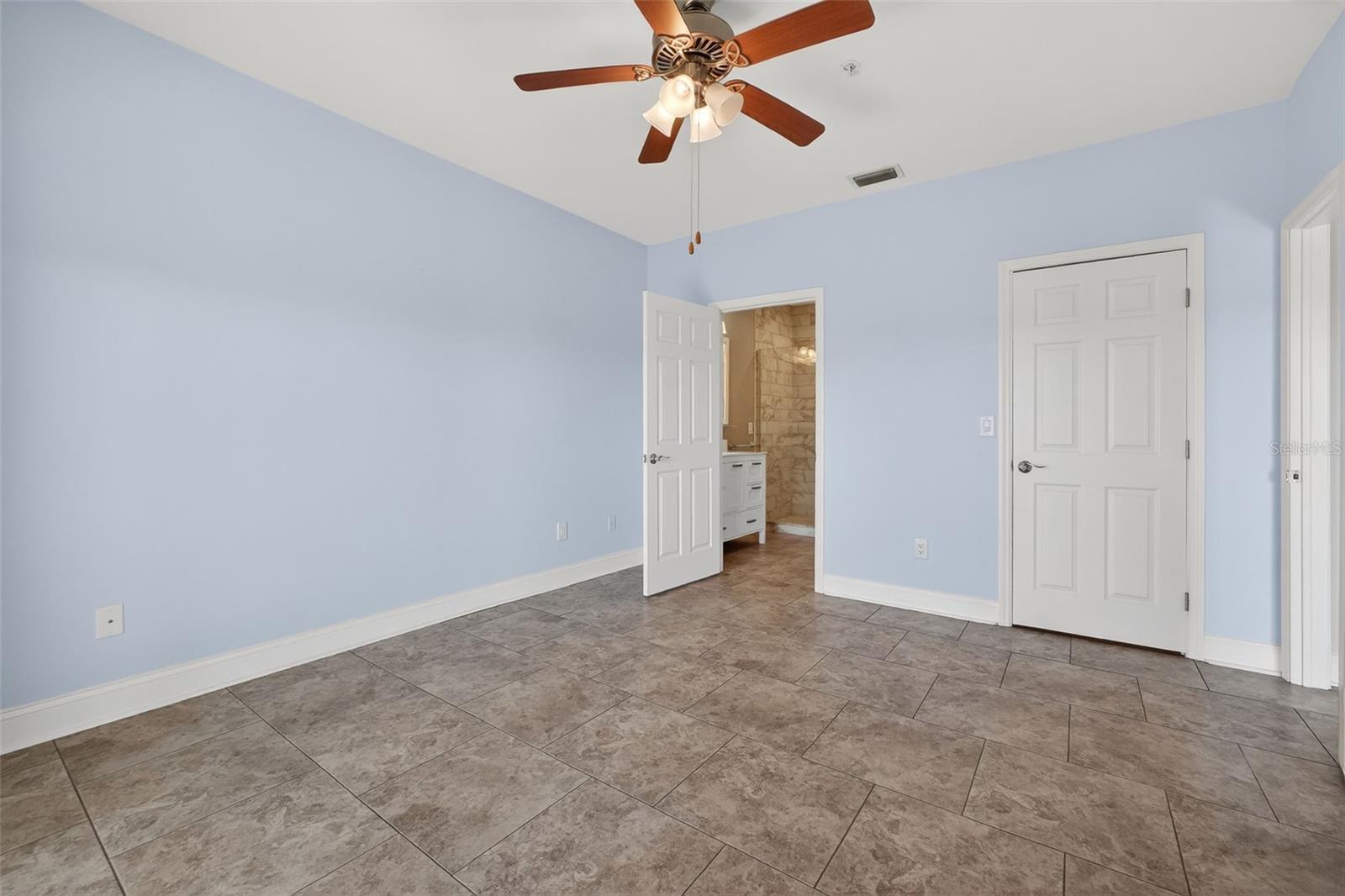 Listing photo id 13 for 2700 Peninsula Avenue 132