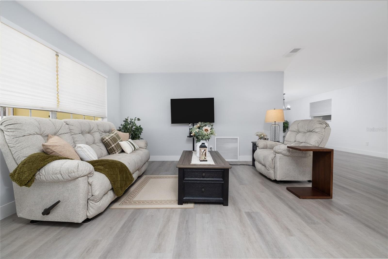 Image 10 of 32 For 692 Gaslight Drive