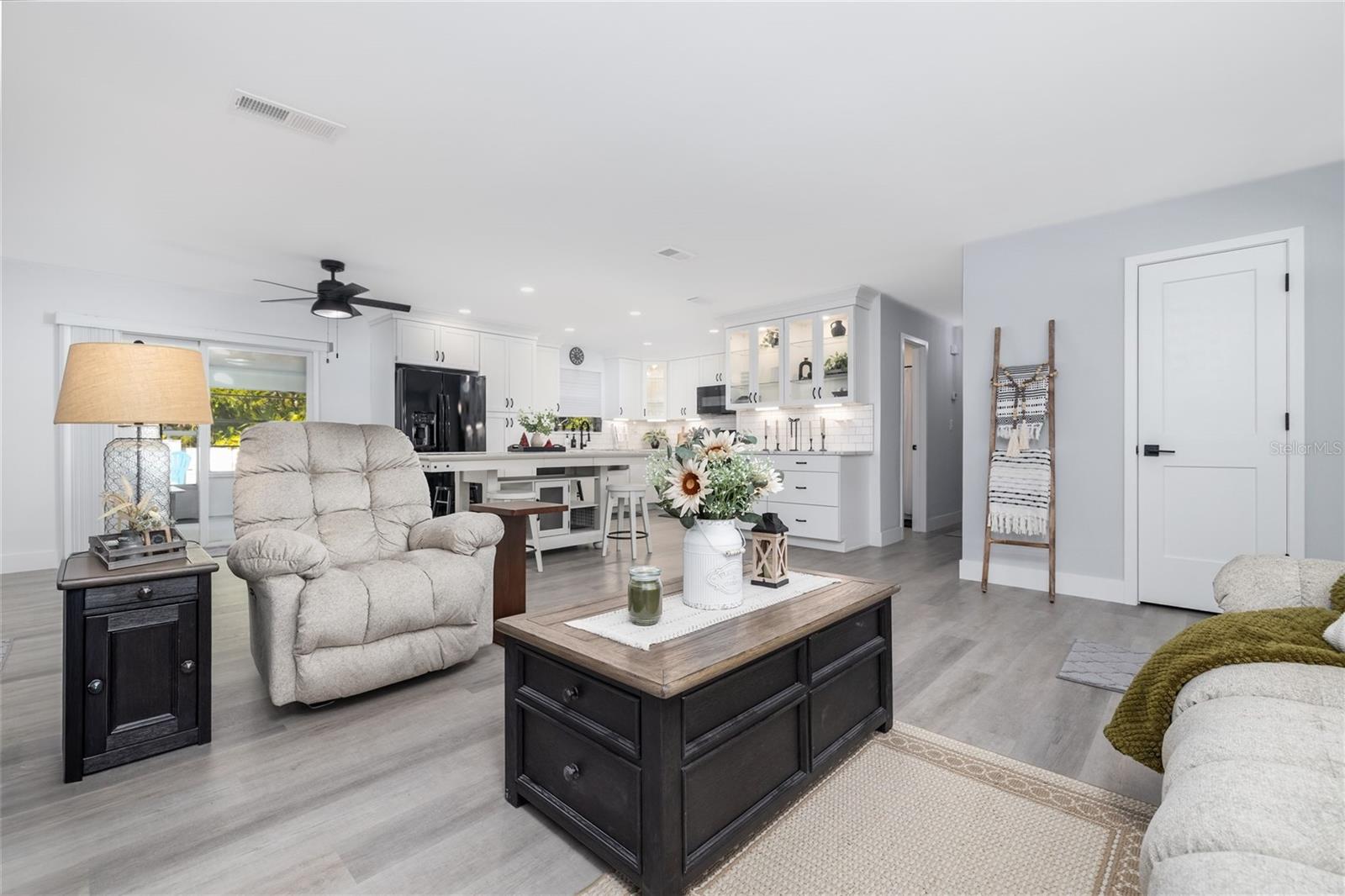 Image 9 of 32 For 692 Gaslight Drive