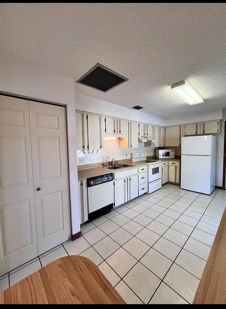 Image 5 of 9 For 3215 Victory Palm Drive