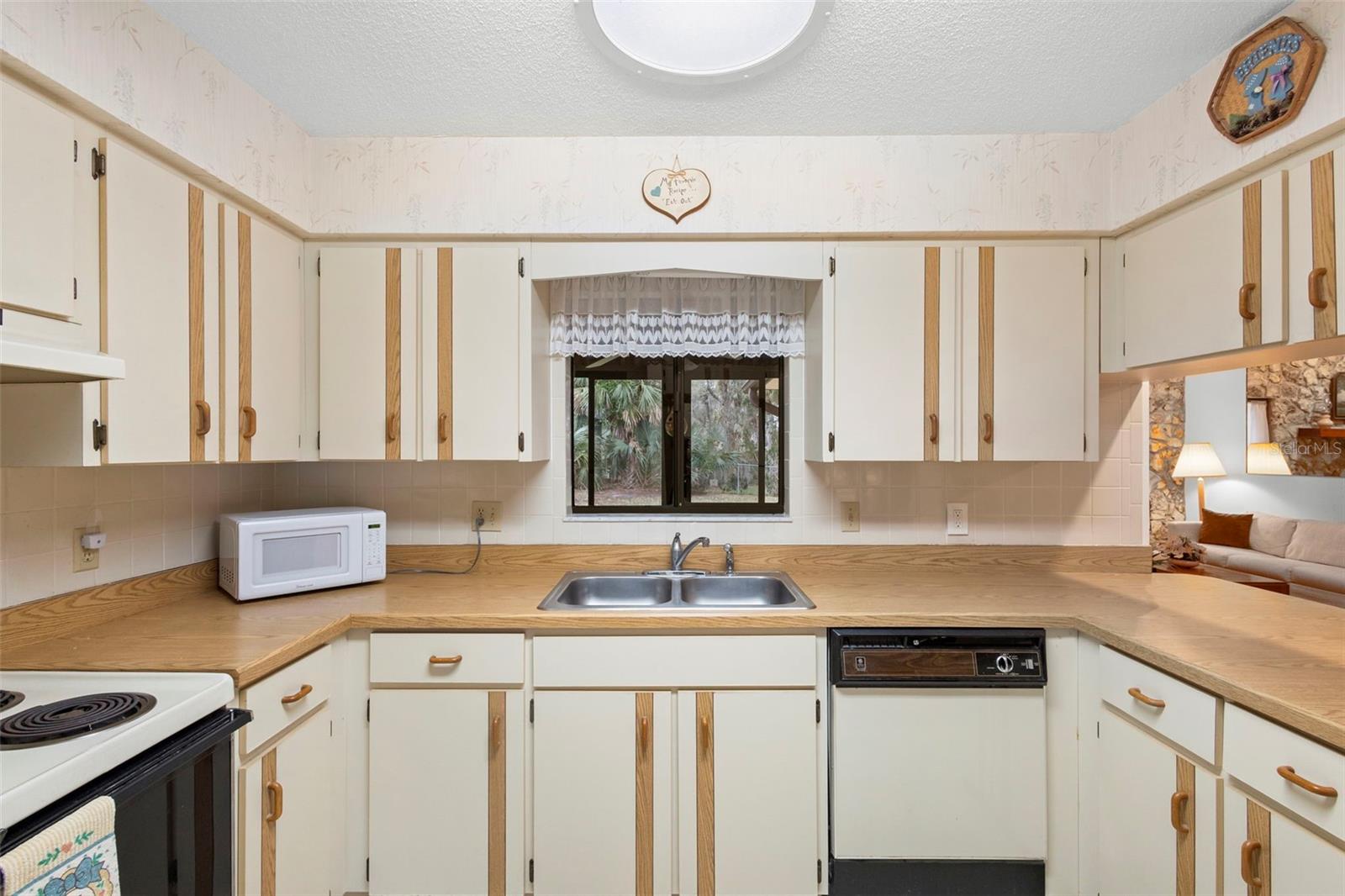 Image 19 of 41 For 646 Yupon Avenue