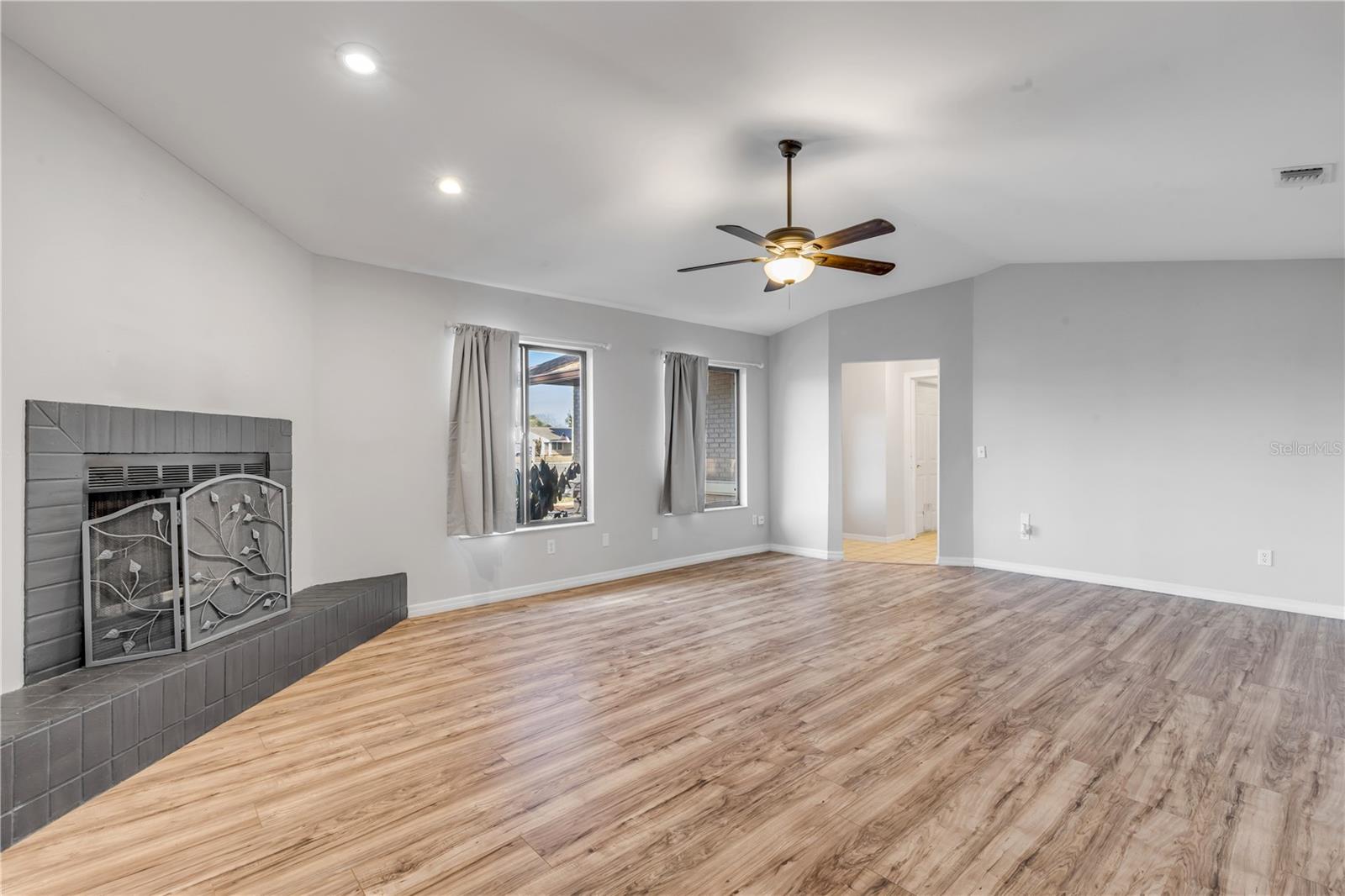 Image 4 of 25 For 1842 Evergreen Drive