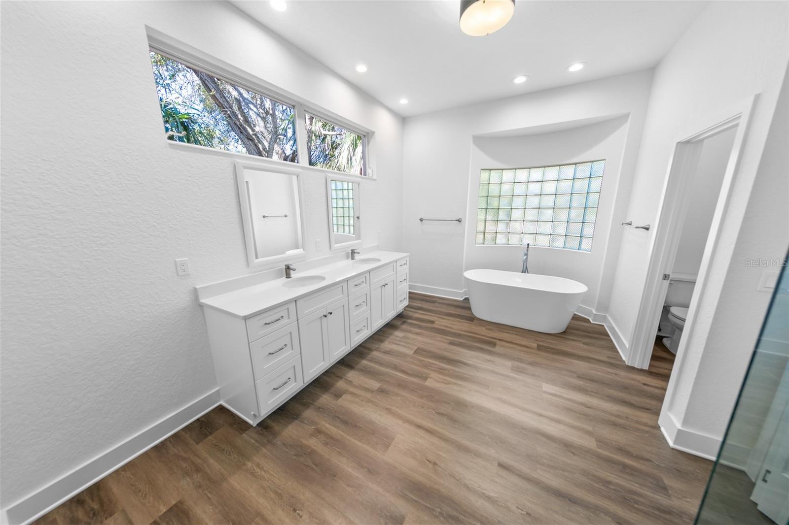 Image 22 of 54 For 14 Kelly Bea Court