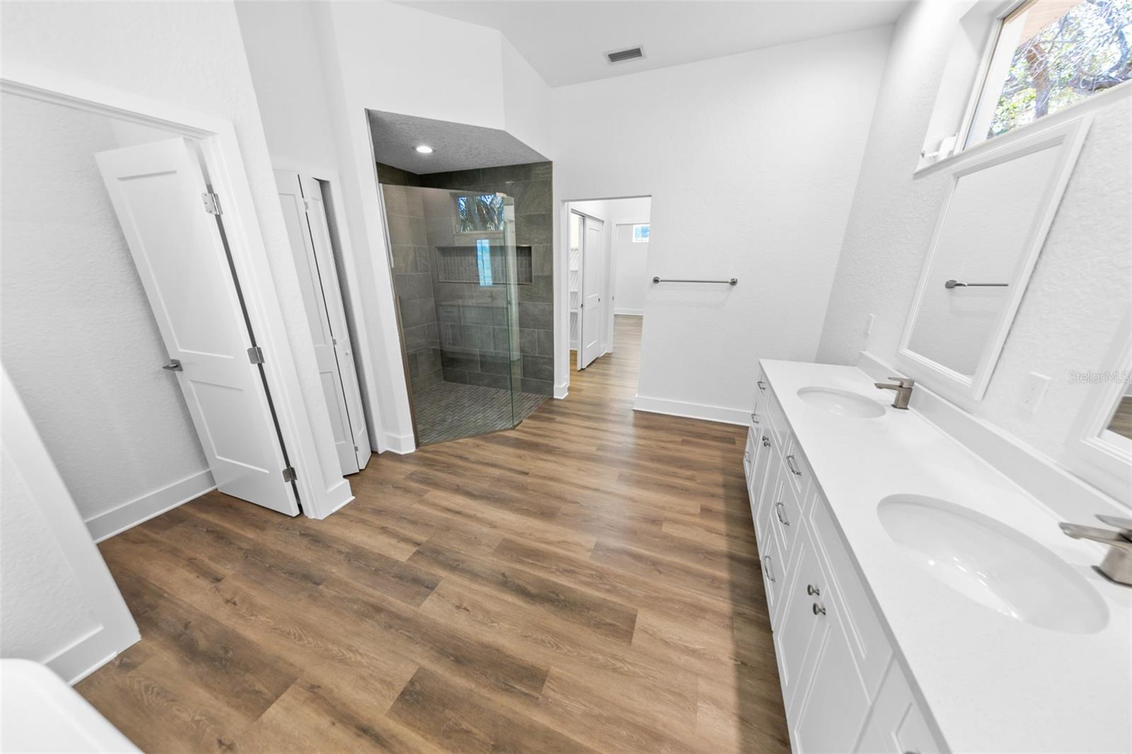 Image 23 of 54 For 14 Kelly Bea Court