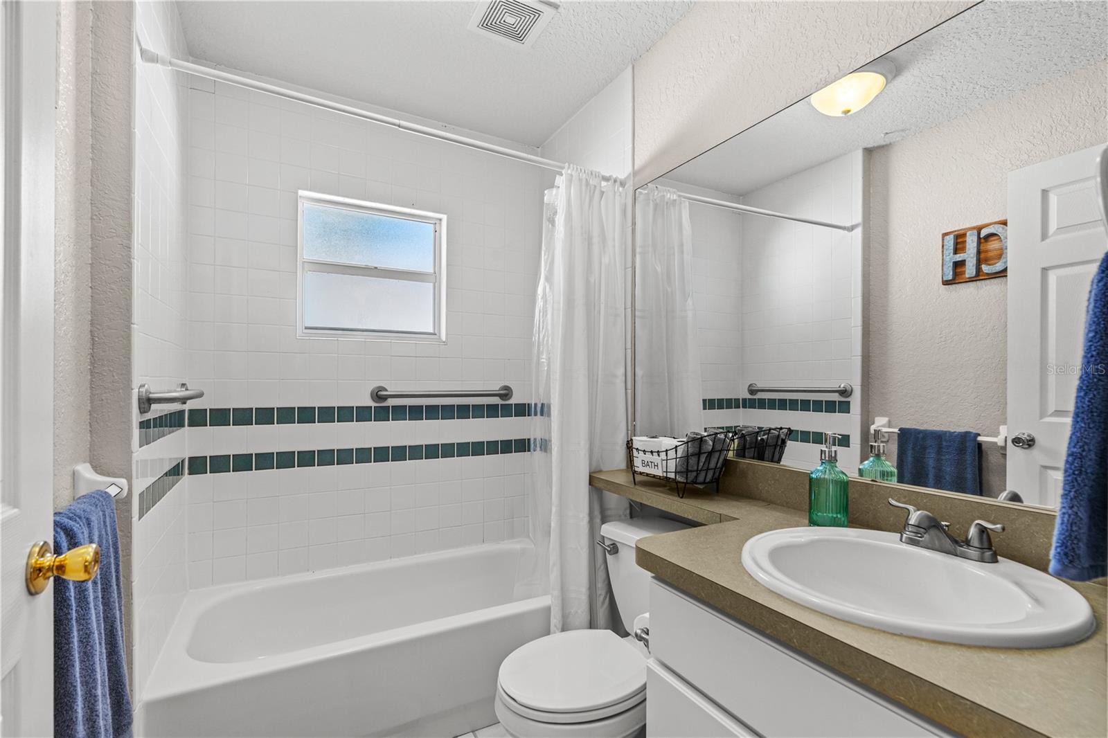 Image 32 of 38 For 1628 Victory Palm Drive