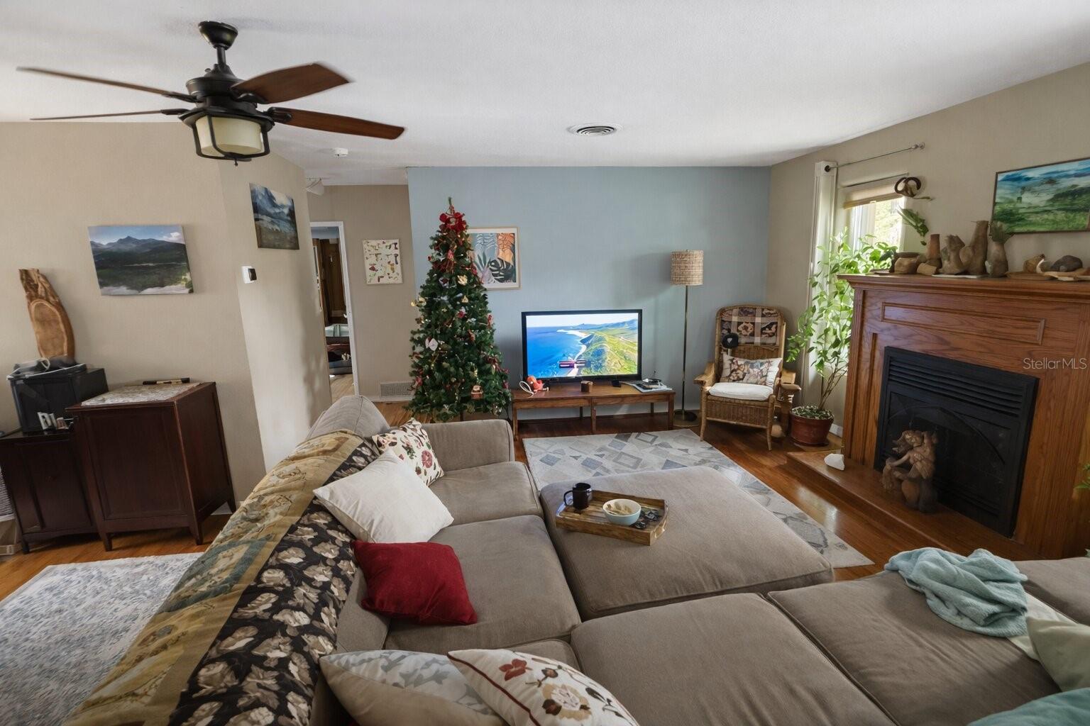 Image 2 of 16 For 321 Roslyn Avenue