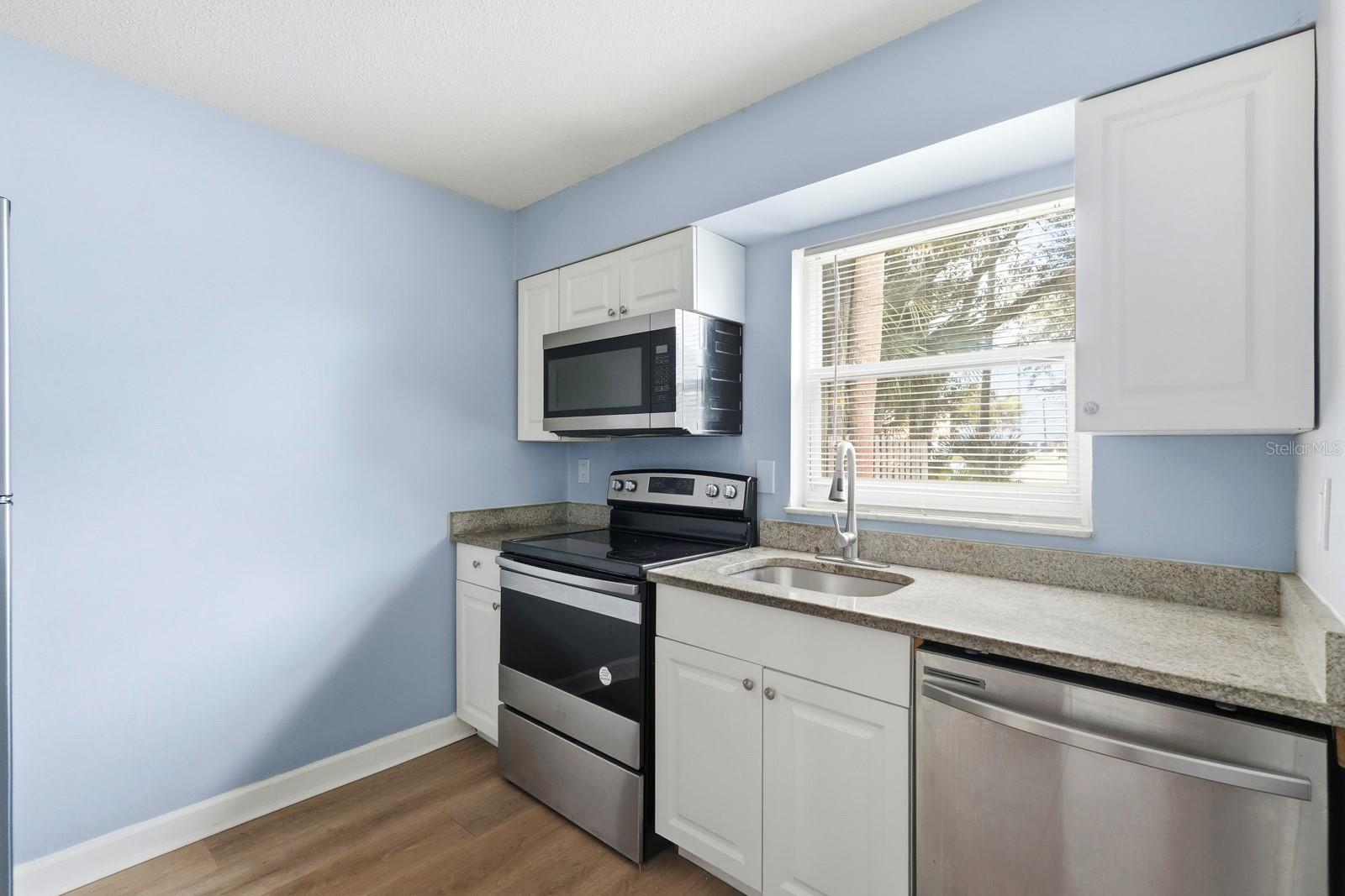 Image 14 of 41 For 805 Louisville Street