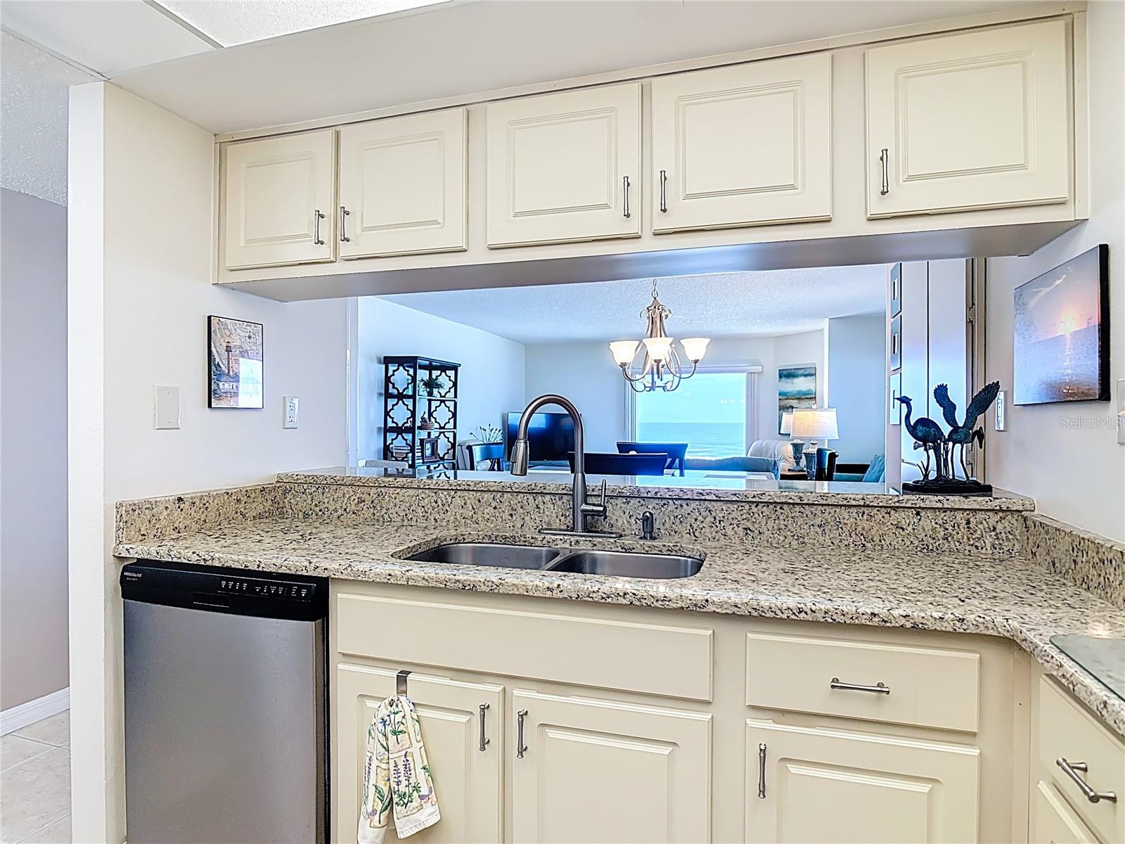 Image 6 of 43 For 5207 Atlantic Avenue 822