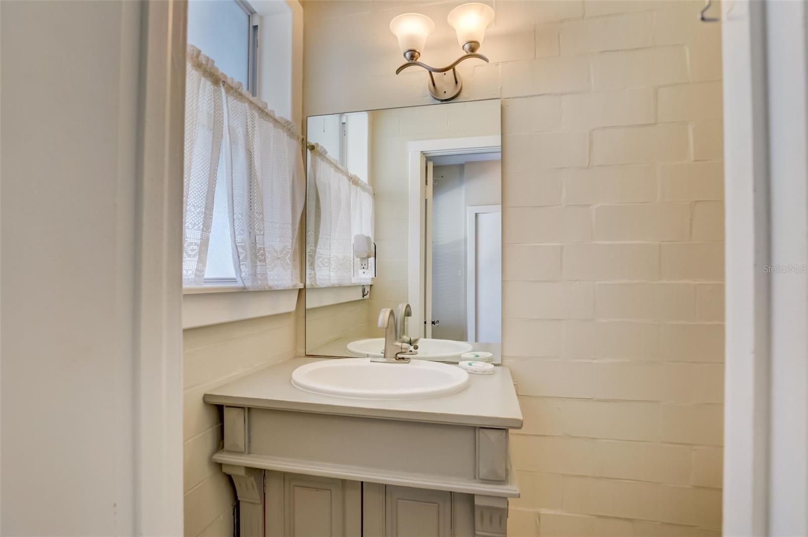 Image 42 of 59 For 2101 Hill Street