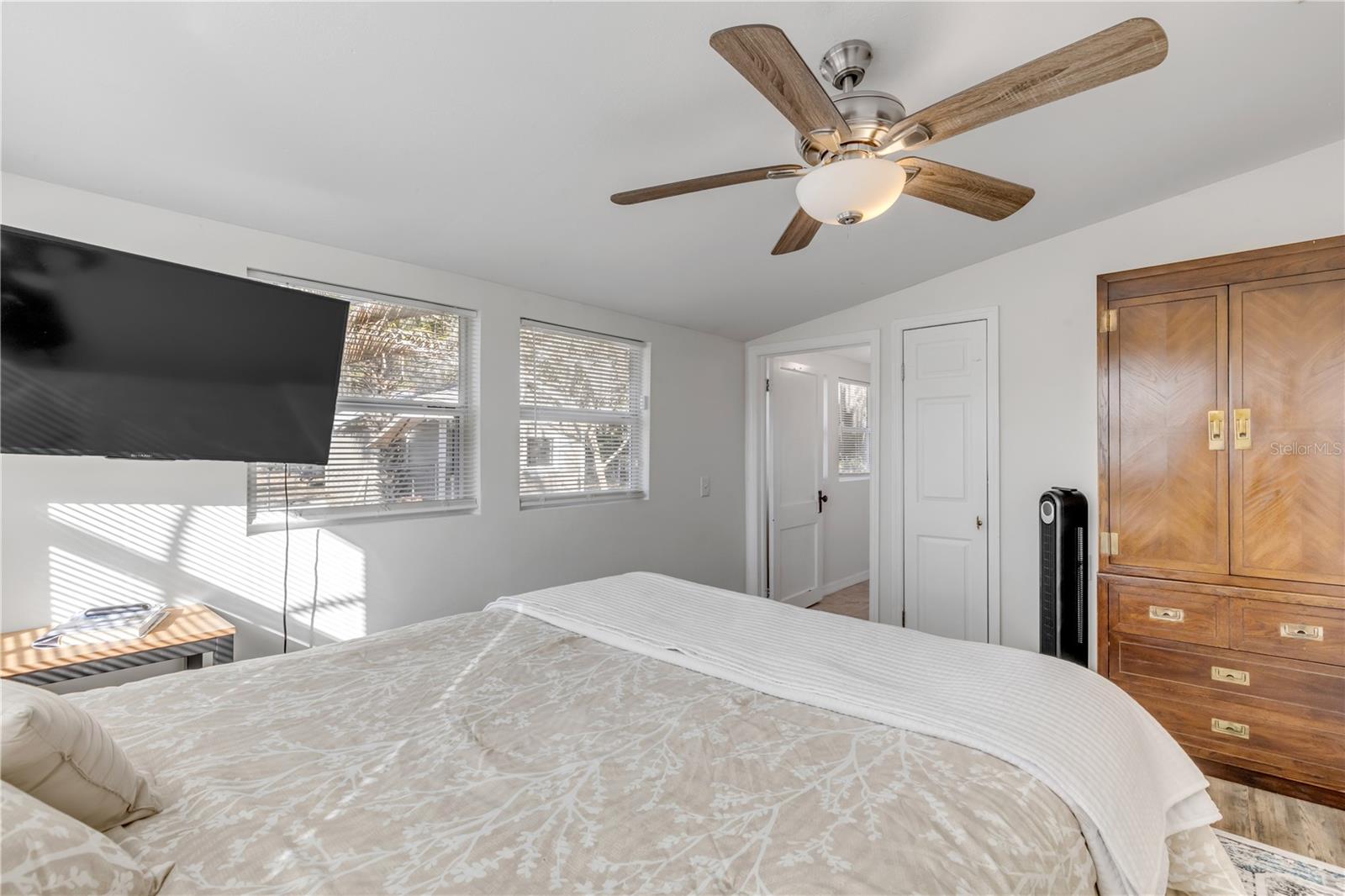 Image 34 of 72 For 3054 Dixie Freeway