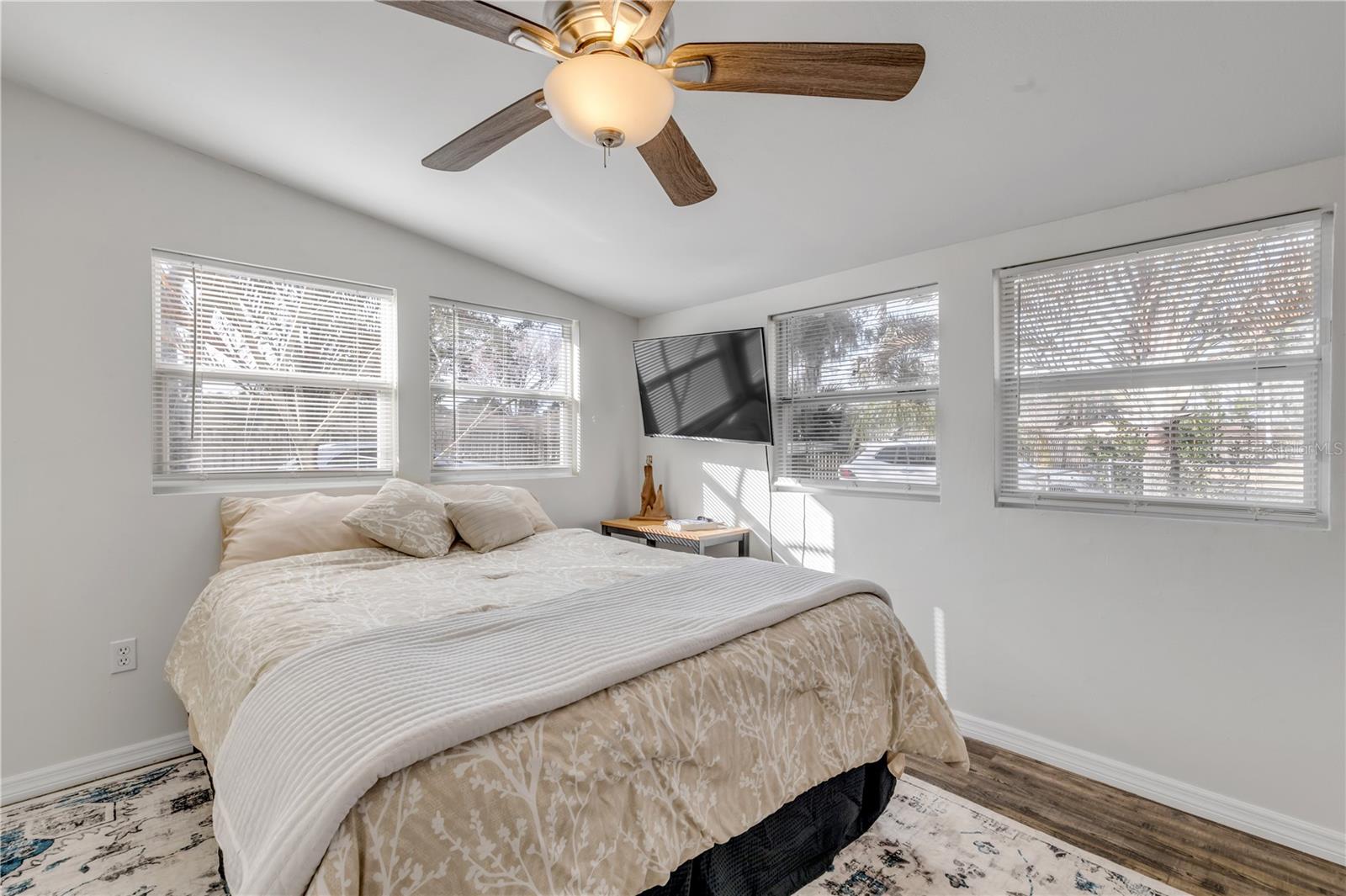 Image 37 of 72 For 3054 Dixie Freeway