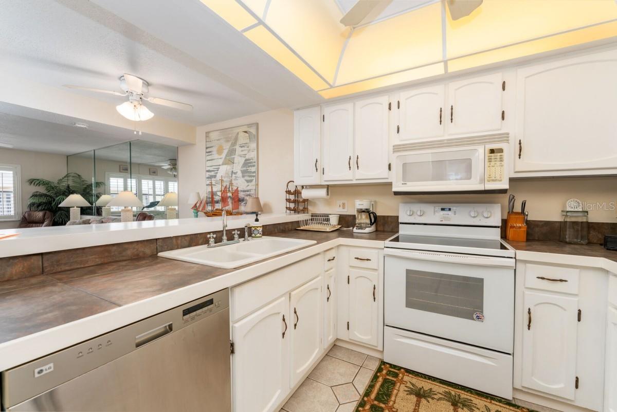 Listing photo id 4 for 4175 Atlantic Avenue 509