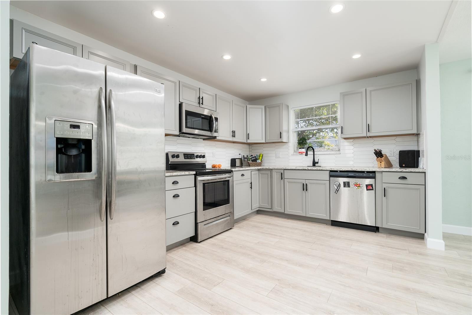 Image 3 of 31 For 743 Knollview Boulevard