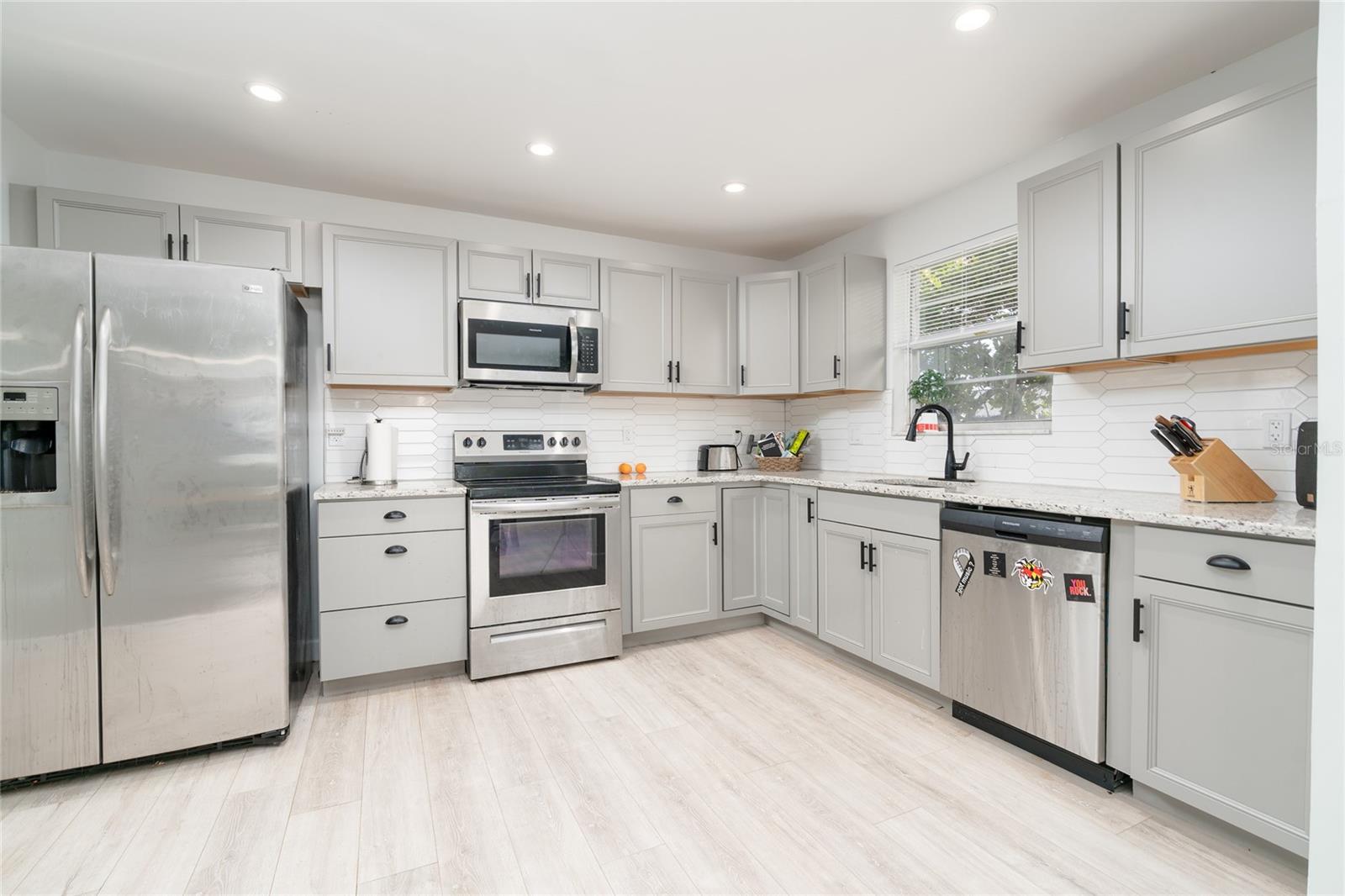 Image 4 of 31 For 743 Knollview Boulevard