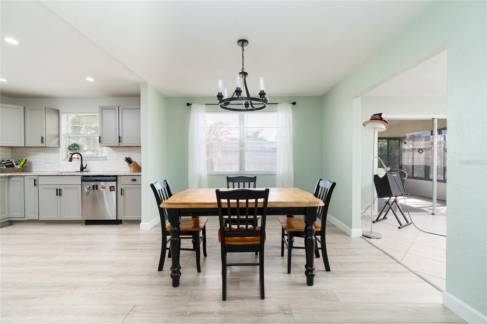 Image 5 of 31 For 743 Knollview Boulevard