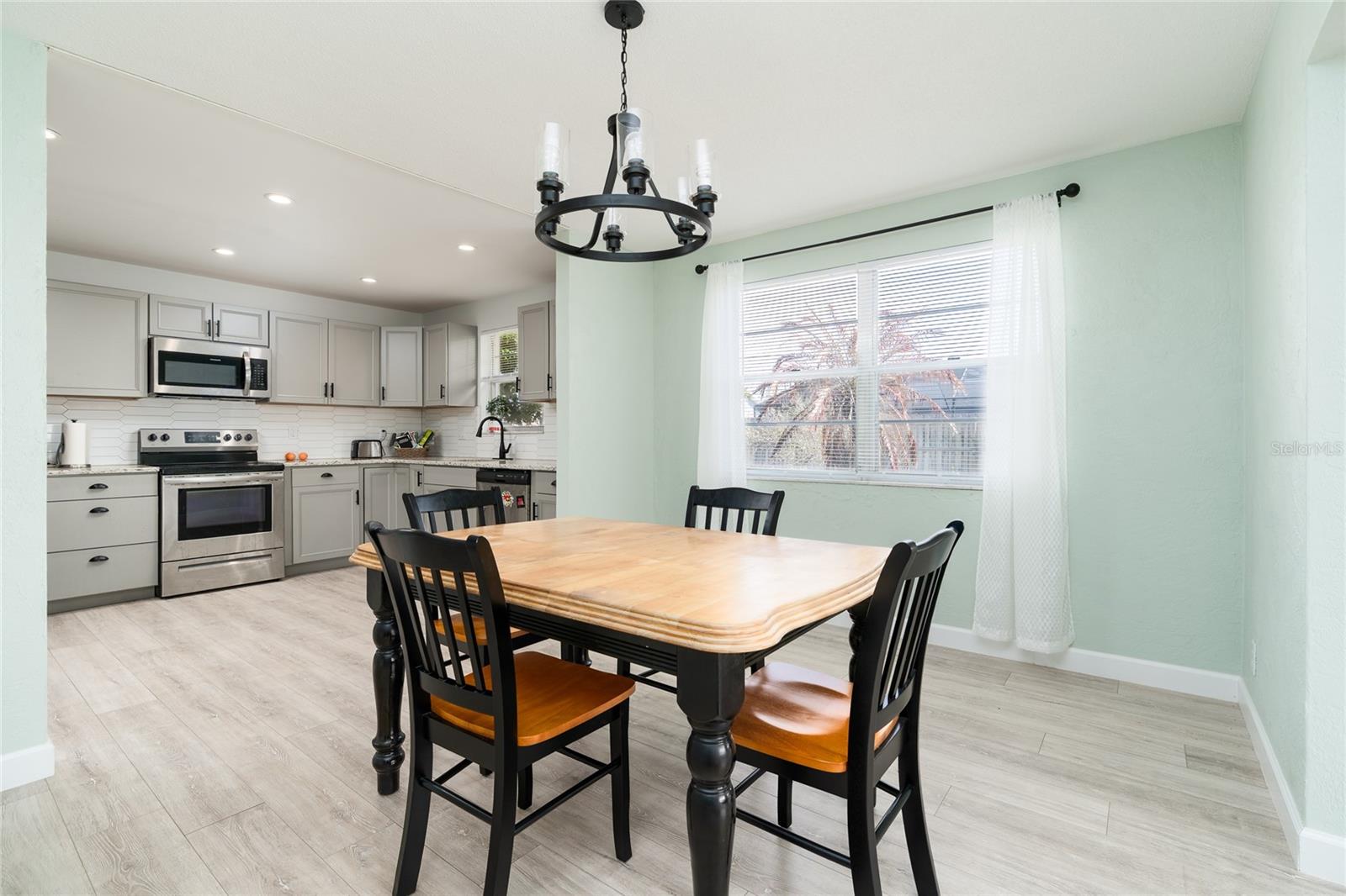 Image 6 of 31 For 743 Knollview Boulevard