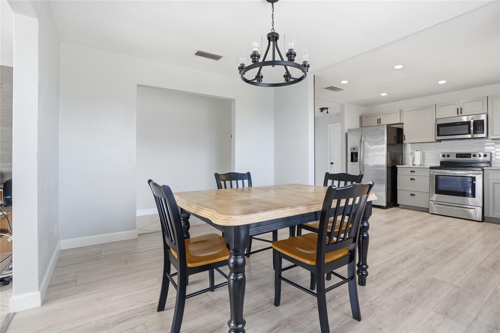 Image 7 of 31 For 743 Knollview Boulevard