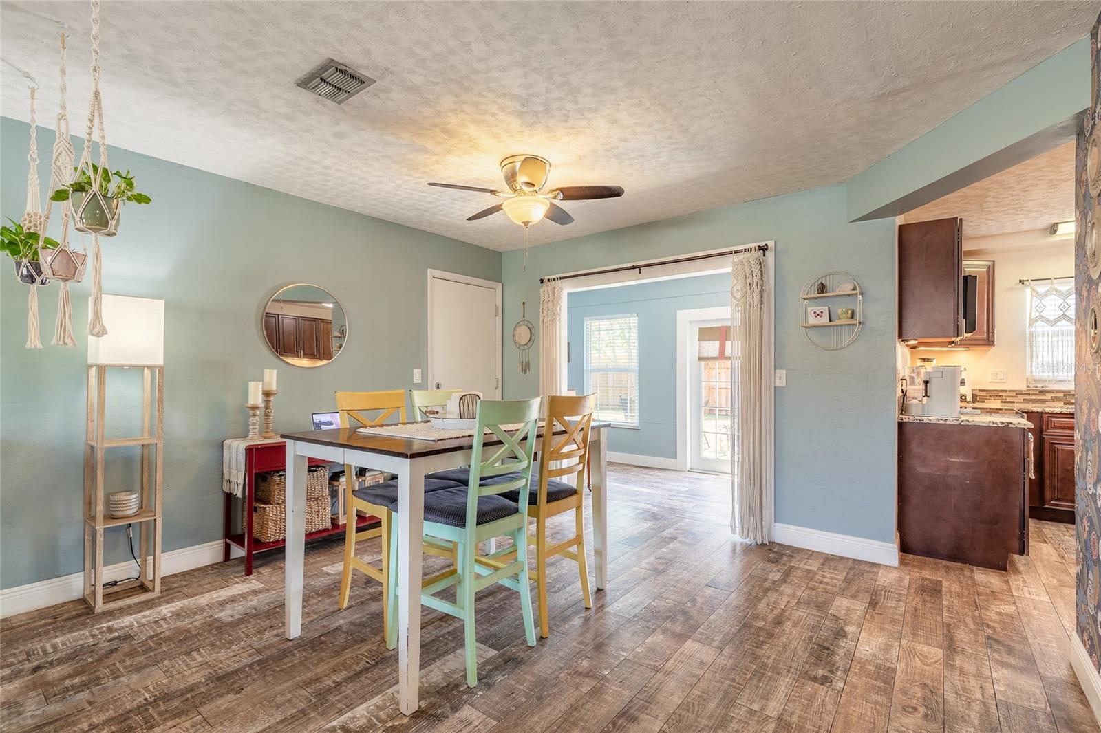 Image 10 of 39 For 220 Leisure Circle