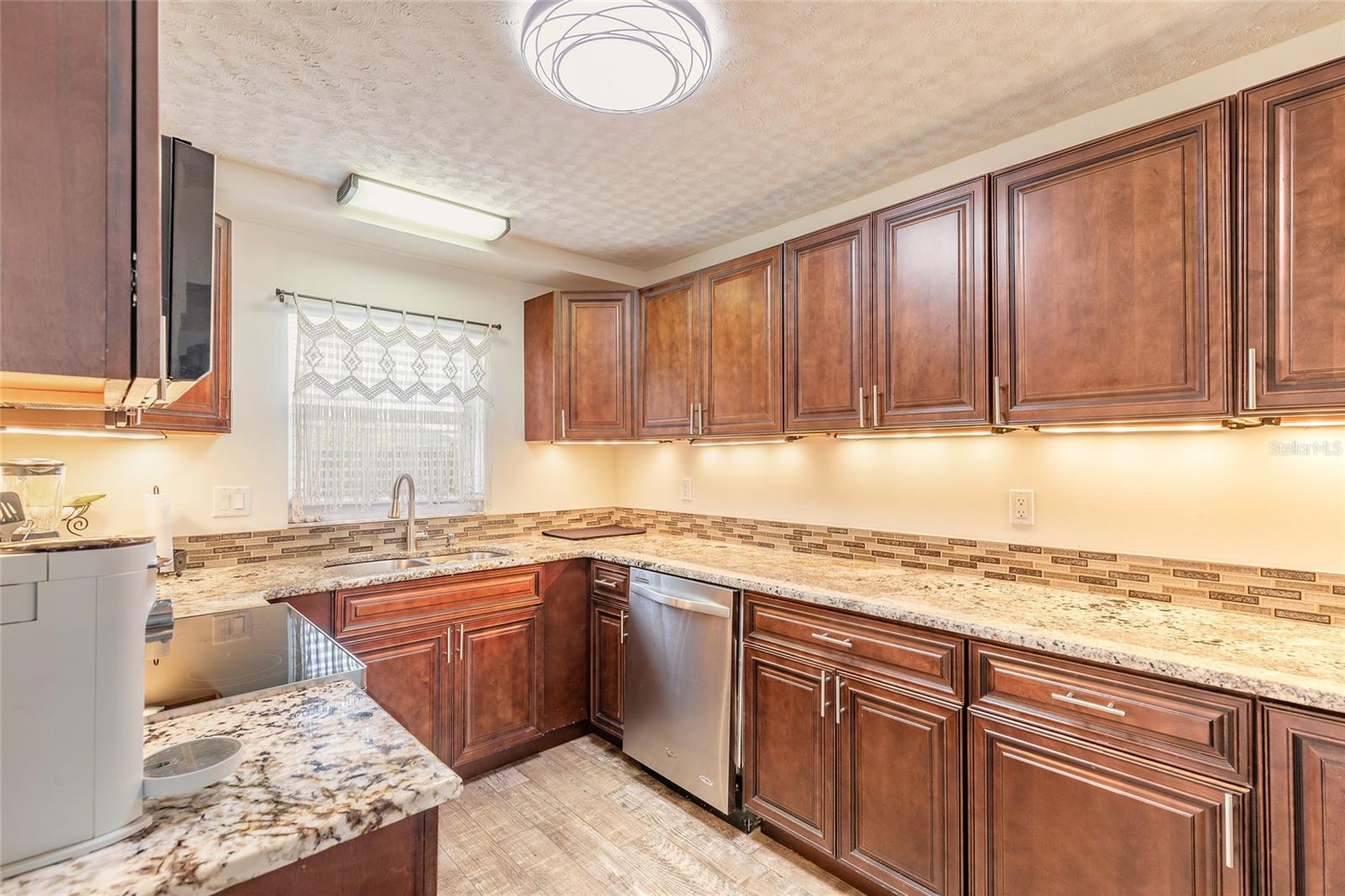 Image 12 of 39 For 220 Leisure Circle