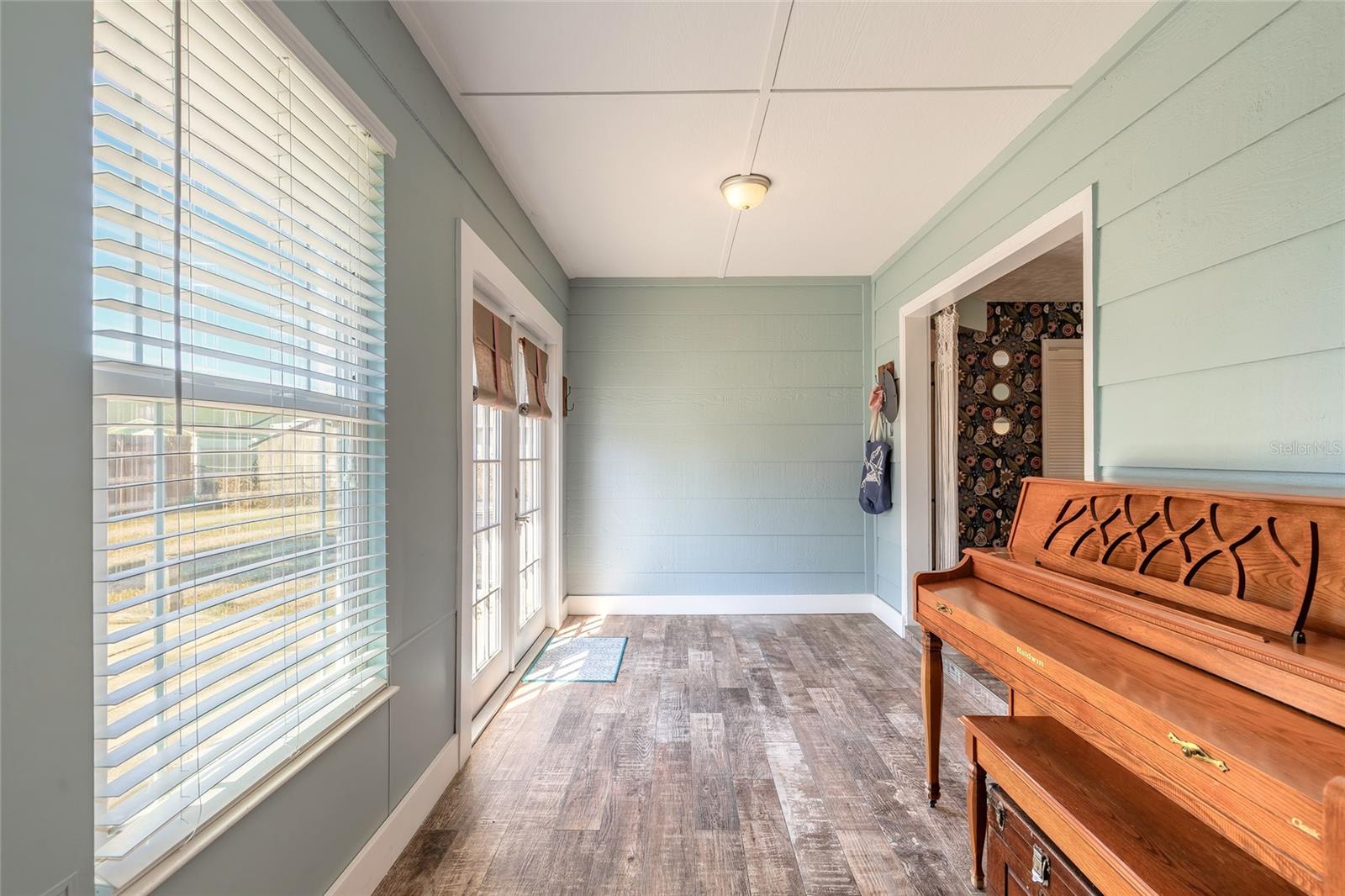 Image 16 of 39 For 220 Leisure Circle