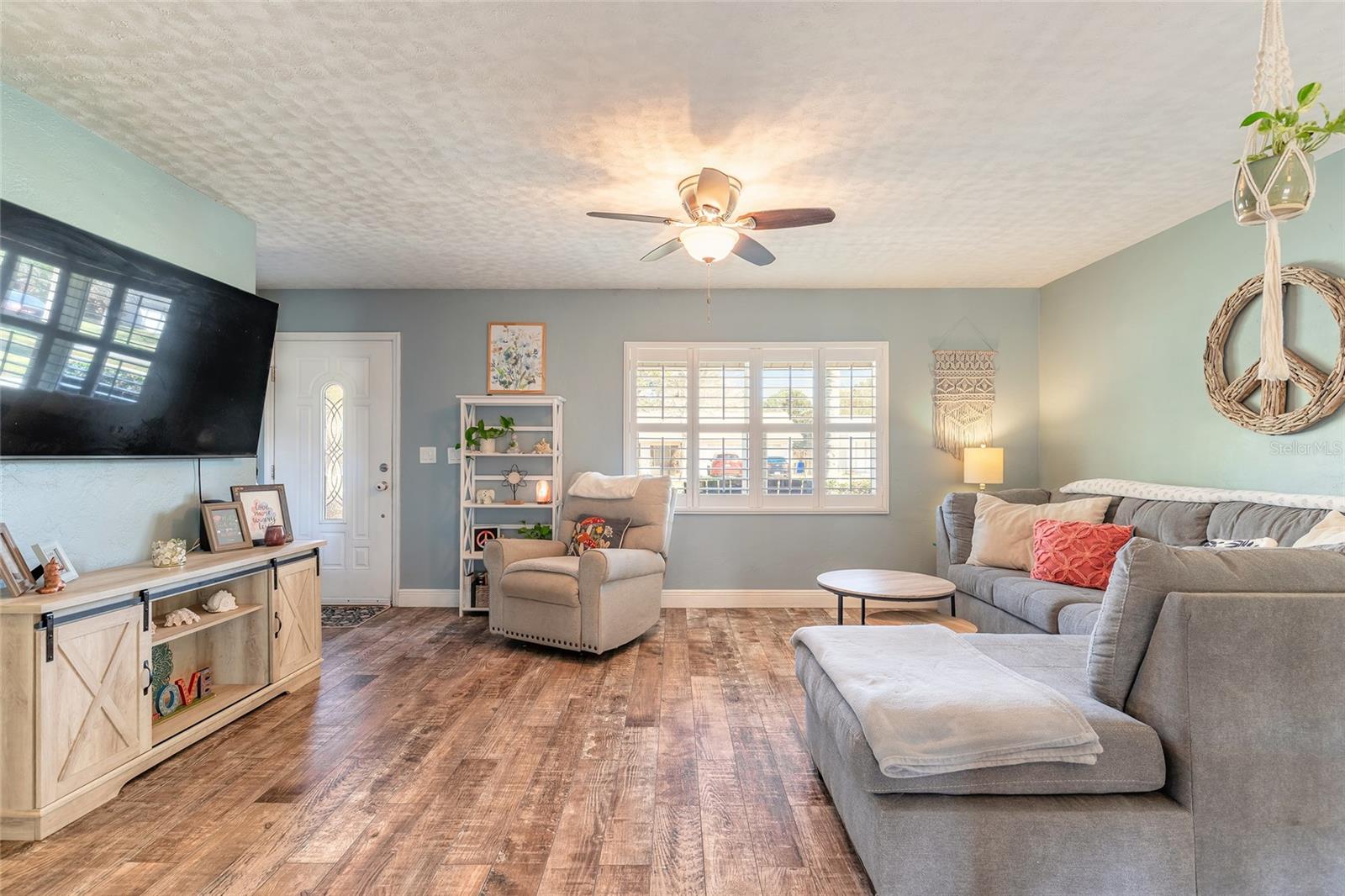 Image 7 of 39 For 220 Leisure Circle