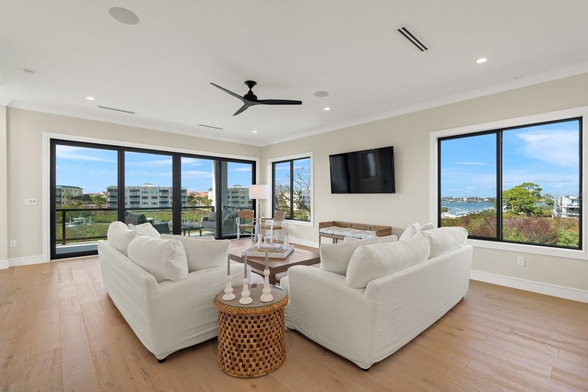 Image 11 of 70 For 552 Peninsula Avenue