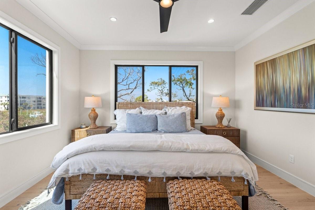 Image 31 of 70 For 552 Peninsula Avenue